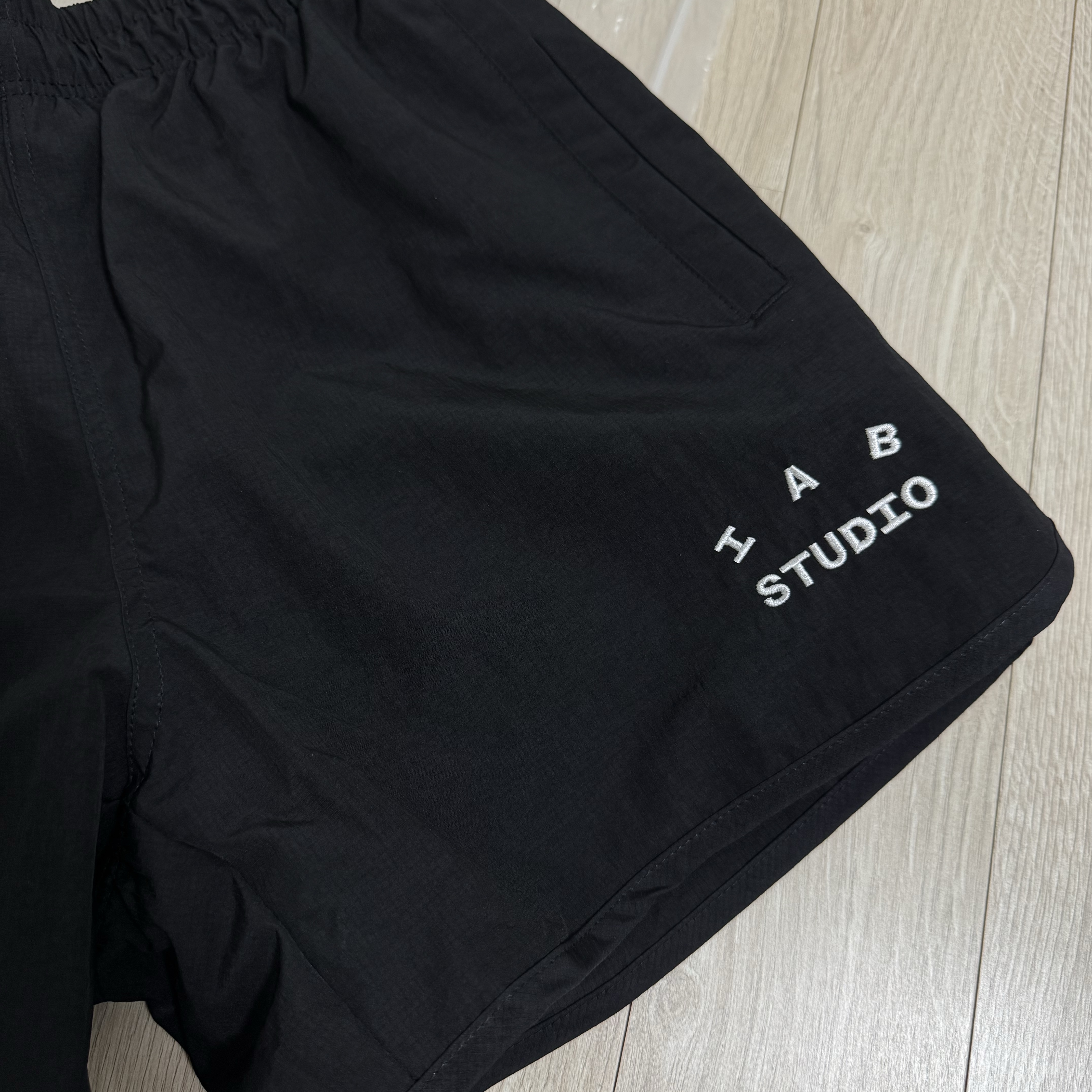 IAB Studio IAB Shorts Black 착용 스타일 - 2