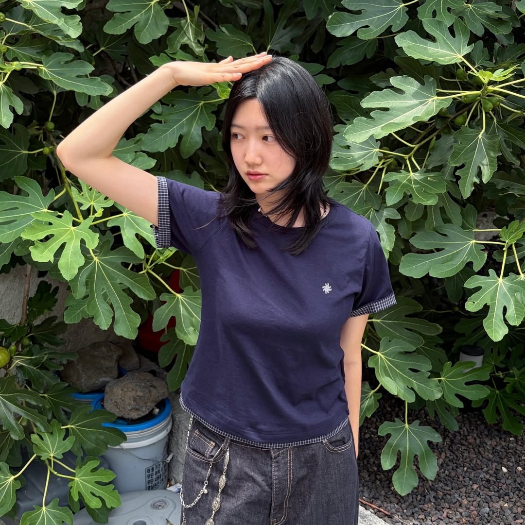 SLOW RECORD HOUSE Layered Check Roll-Up T-Shirt Navy 착용 스타일 - 1