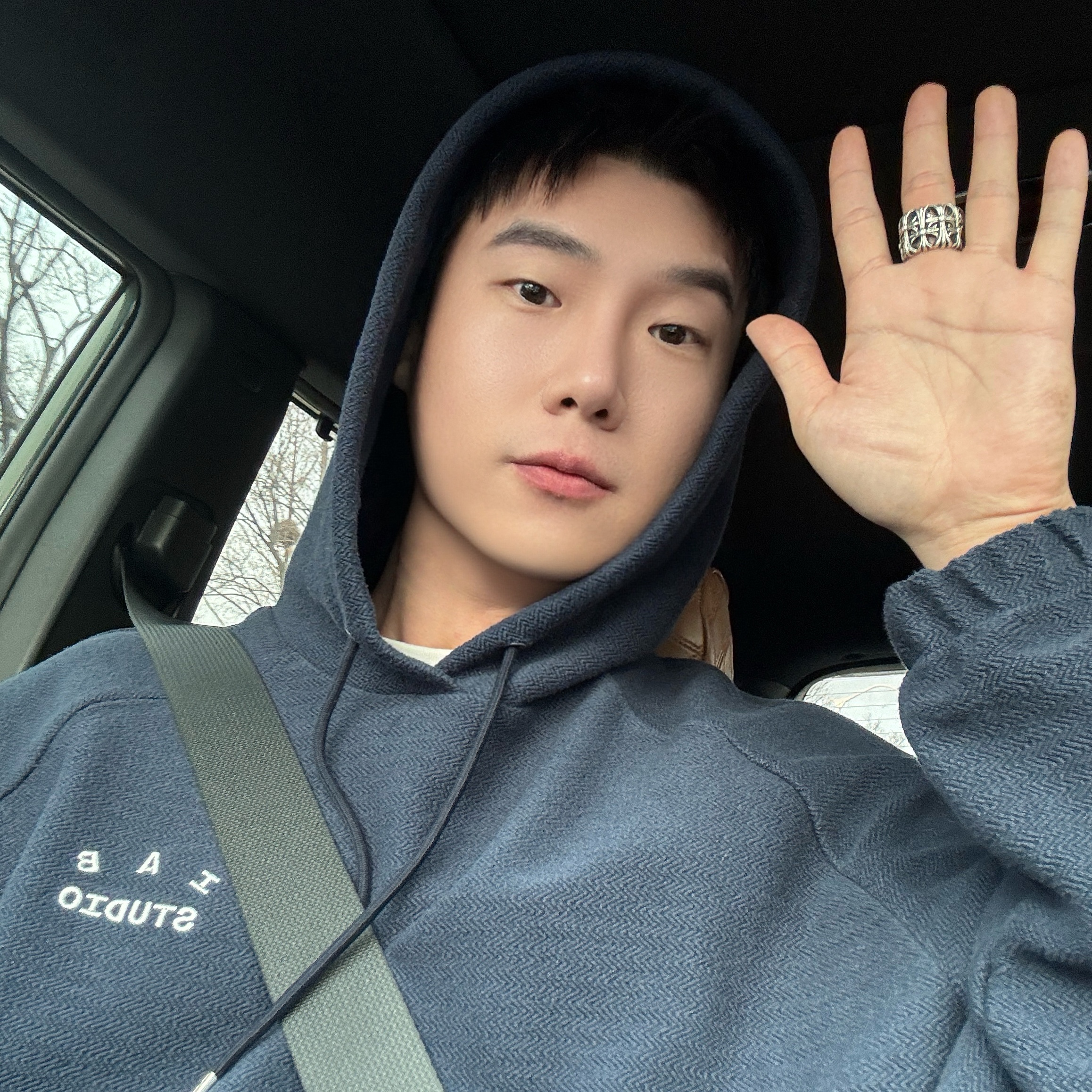 IAB Studio Herringbone Hoodie Navy White 착용 스타일