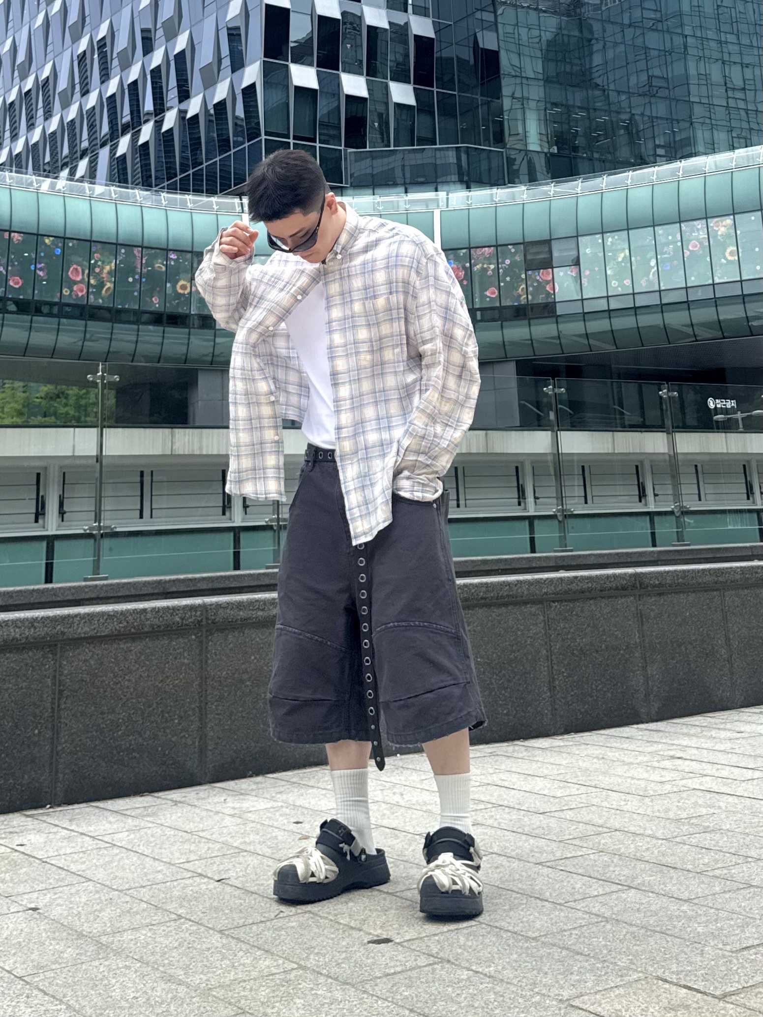 MJD Canvas 3D Knee Shorts Charcoal, MJD Oversized Drippy Shirt Blue 착용 스타일 - 4