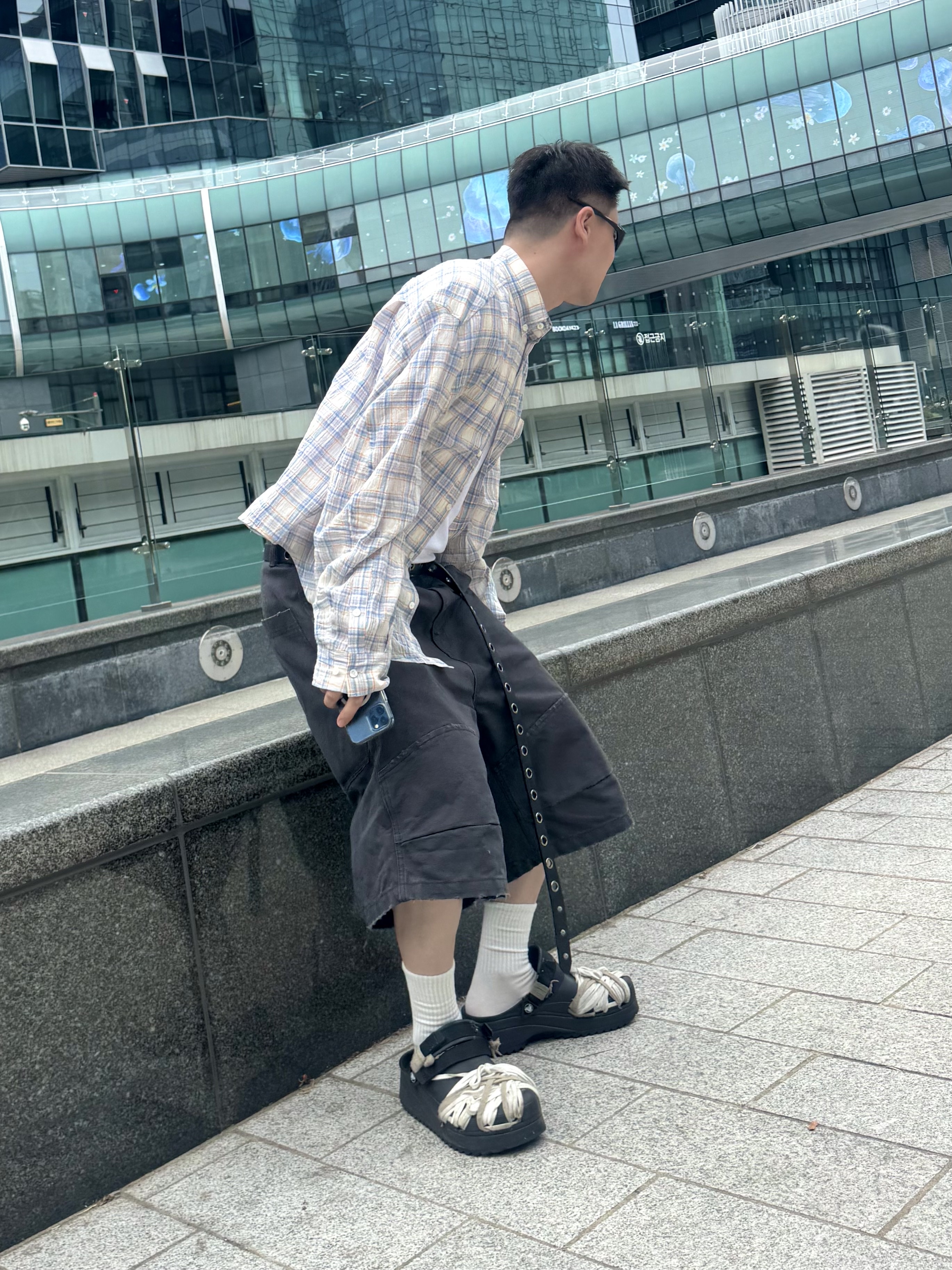 MJD Canvas 3D Knee Shorts Charcoal, MJD Oversized Drippy Shirt Blue 착용 스타일 - 5