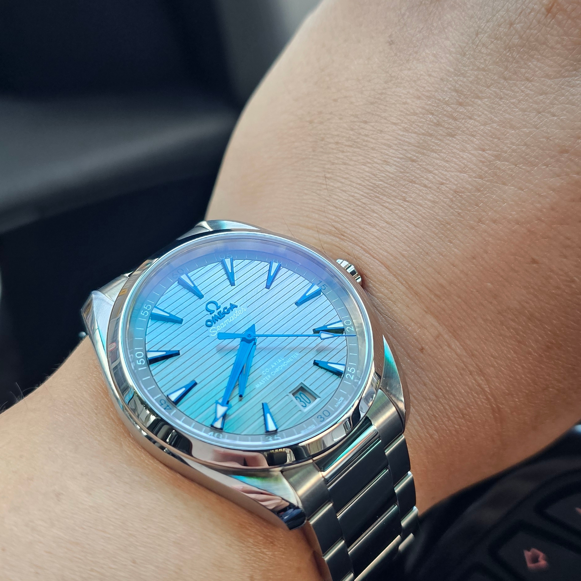 Omega Seamaster Aqua Terra 150M Co Axial Master Chronometer Steel Grey 착용 스타일 - 2