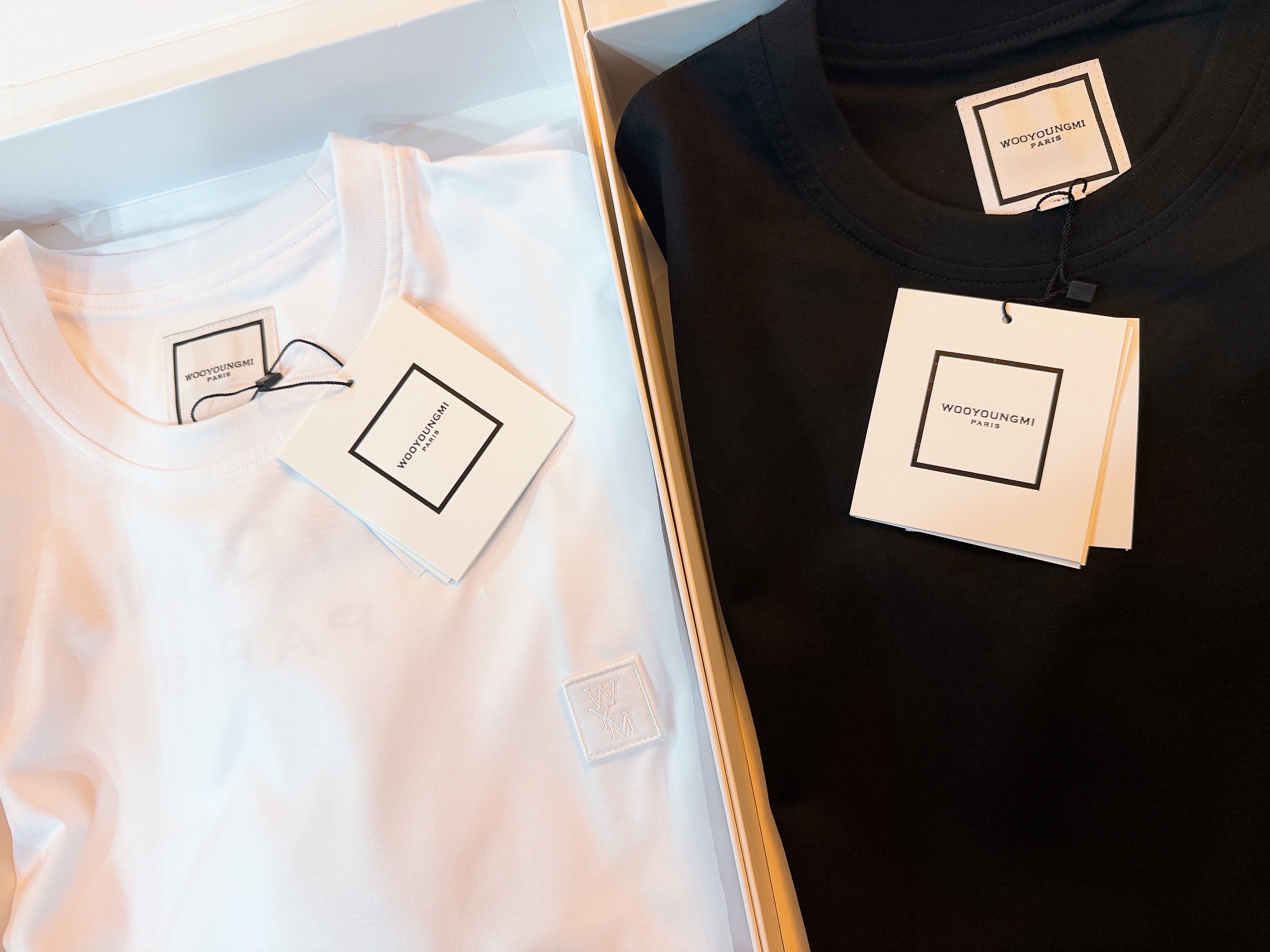 Wooyoungmi Cotton Back Logo T-Shirt Black - 26SS, Wooyoungmi Cotton Back Logo T-Shirt White - 26SS 착용 스타일 - 1
