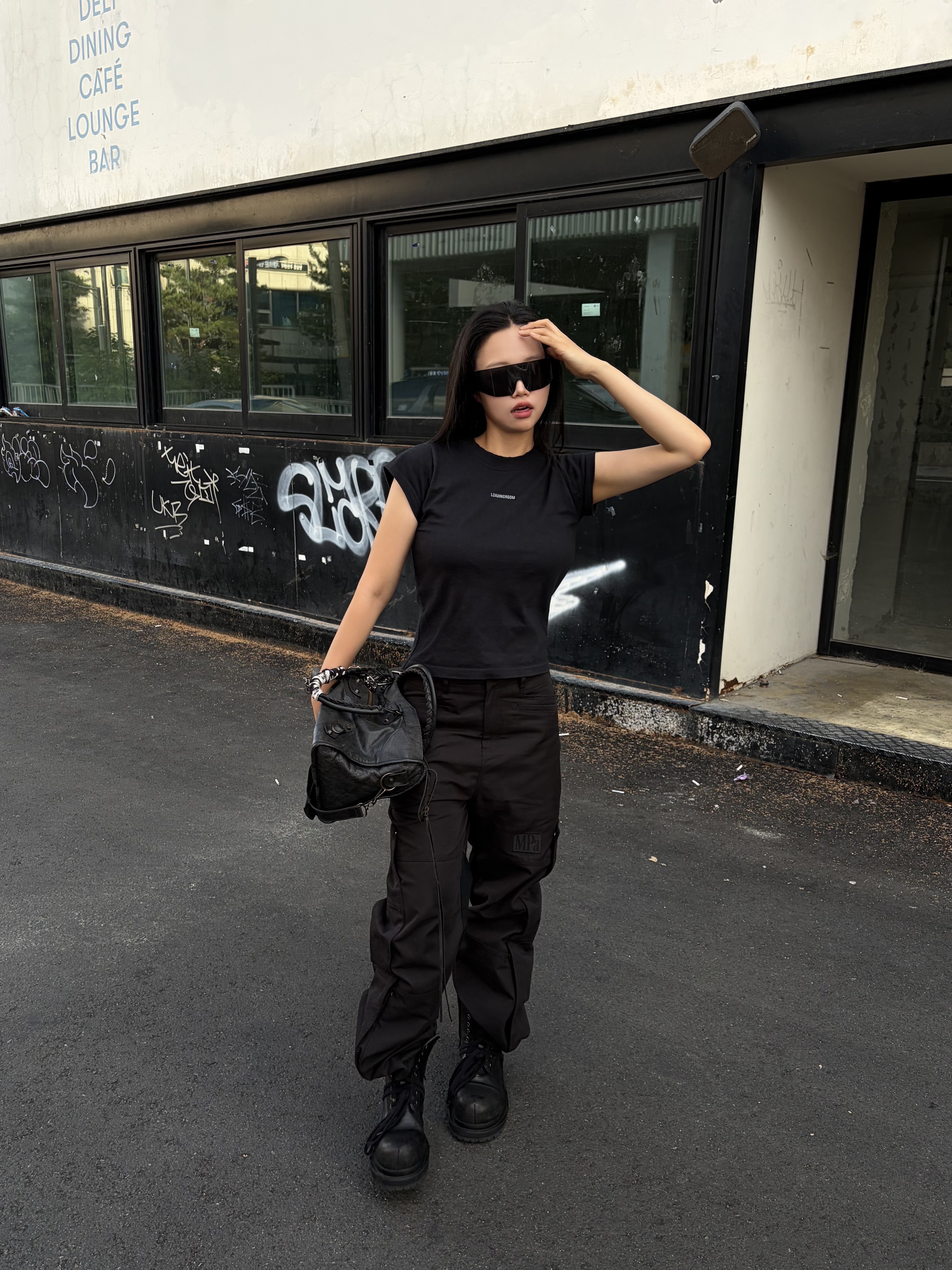 Balenciaga Le City Small Bag Black 착용 스타일