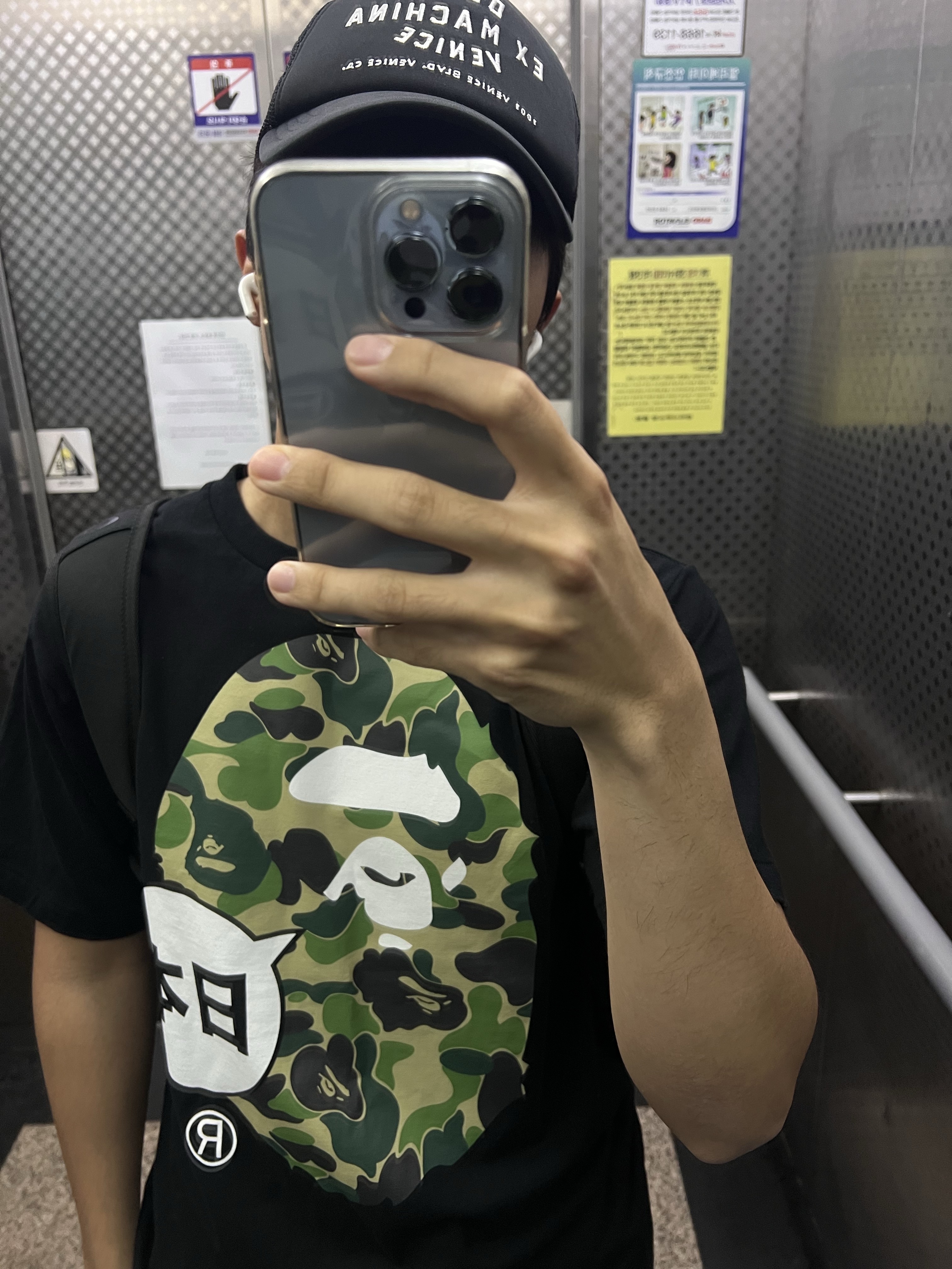 BAPE City Tokyo Big Ape Head T-Shirt Black, Deus Ex Machina Venice Adderess Trucker Cap Black 착용 스타일 - 3