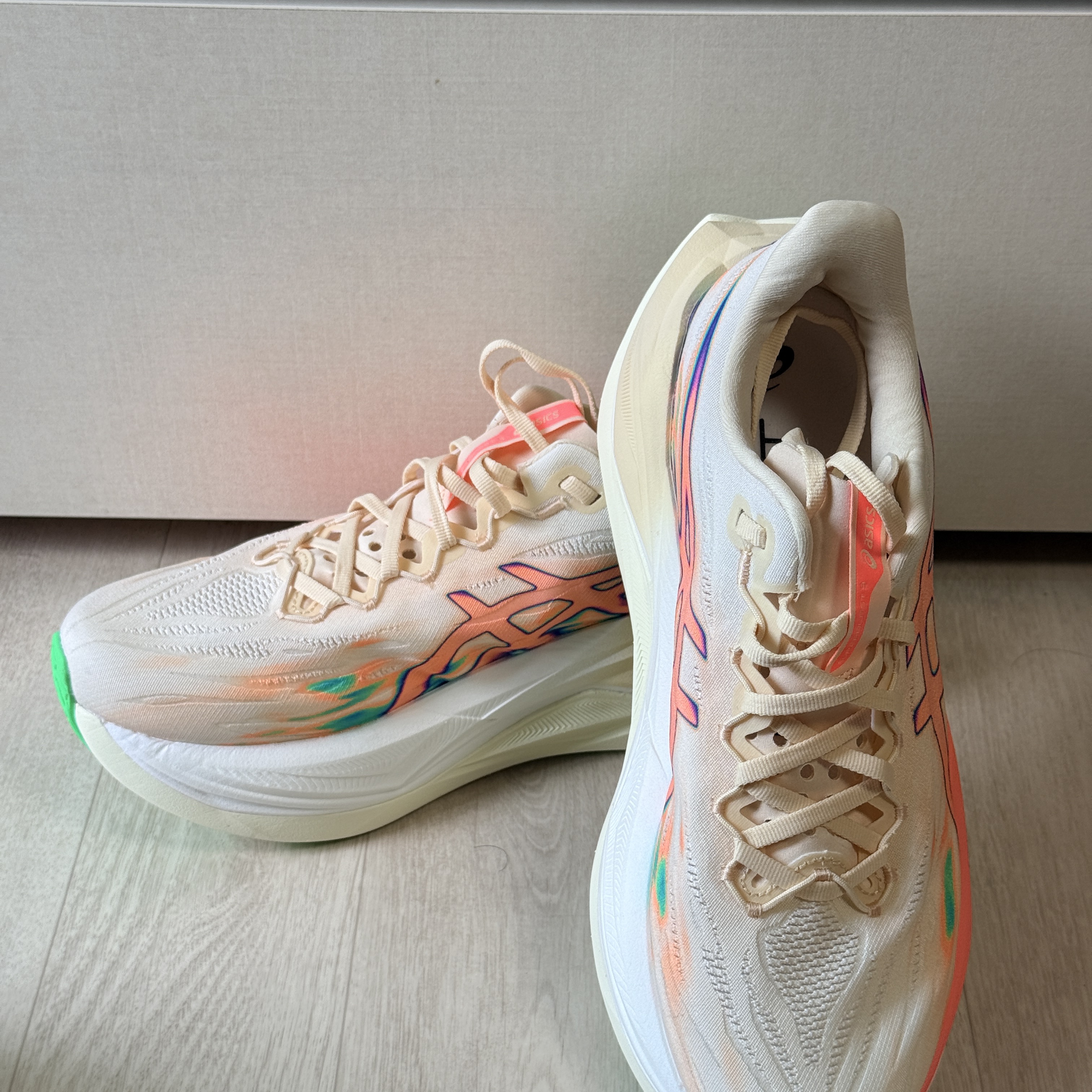 Asics Superblast 3 Seashell Sun Coral 착용 스타일 - 2