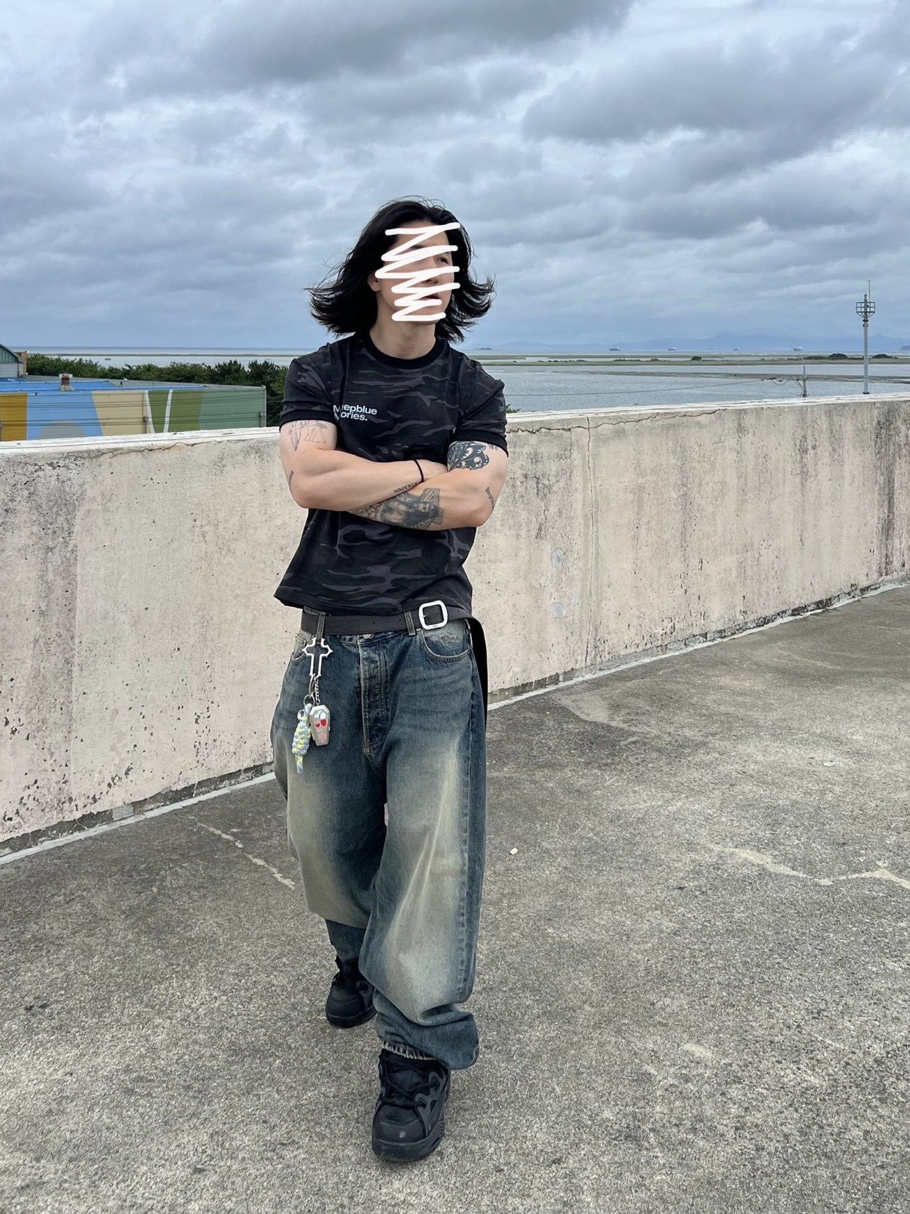 Undermycar Mu.26 Anti Fxxking Logo Play Brush Washed Wide Jeans Oil Blue, Undermycar MU.128 Original Logo Cracked Leather Belt Silver / Black 착용 스타일 - 6