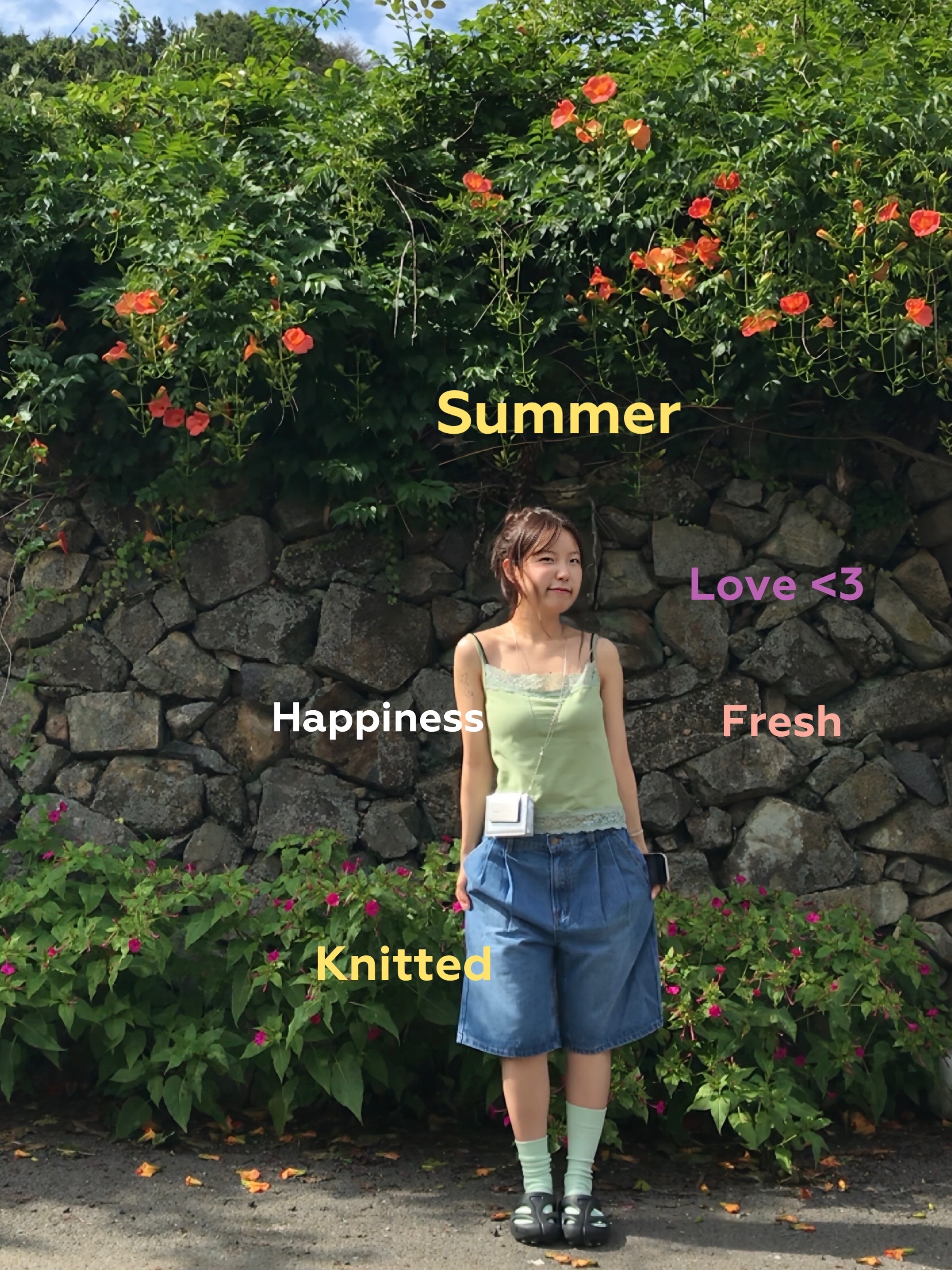 [KREAM 단독][니티드X림박스] Knitted Relaxed Washing Denim Two-Tuck Cinch Back Shorts Washing Blue, Matin Kim Accordion Mini Bag Silver 착용 스타일 - 1