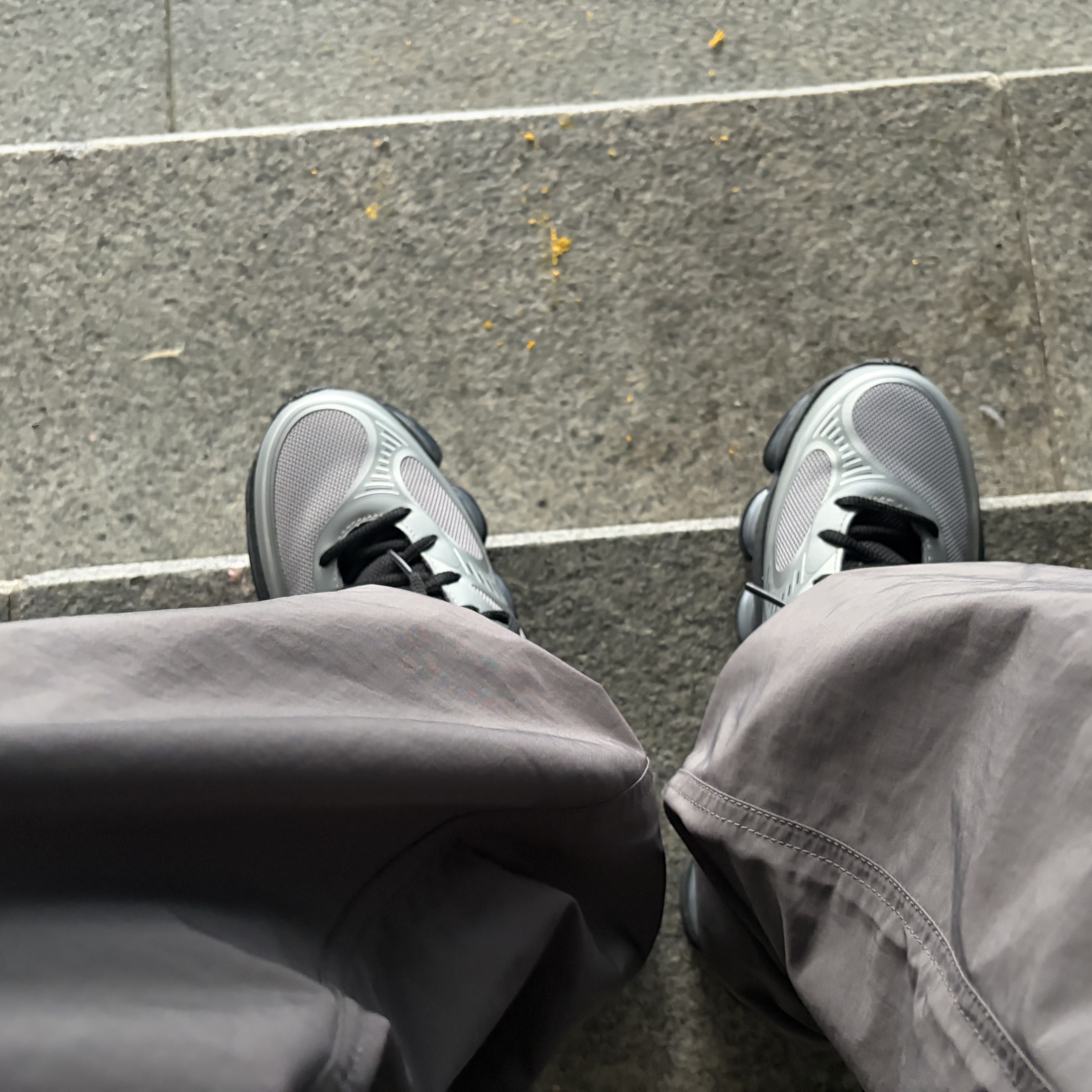 New Balance 2000 Abzorb Black Silver Metallic 착용 스타일 - 1