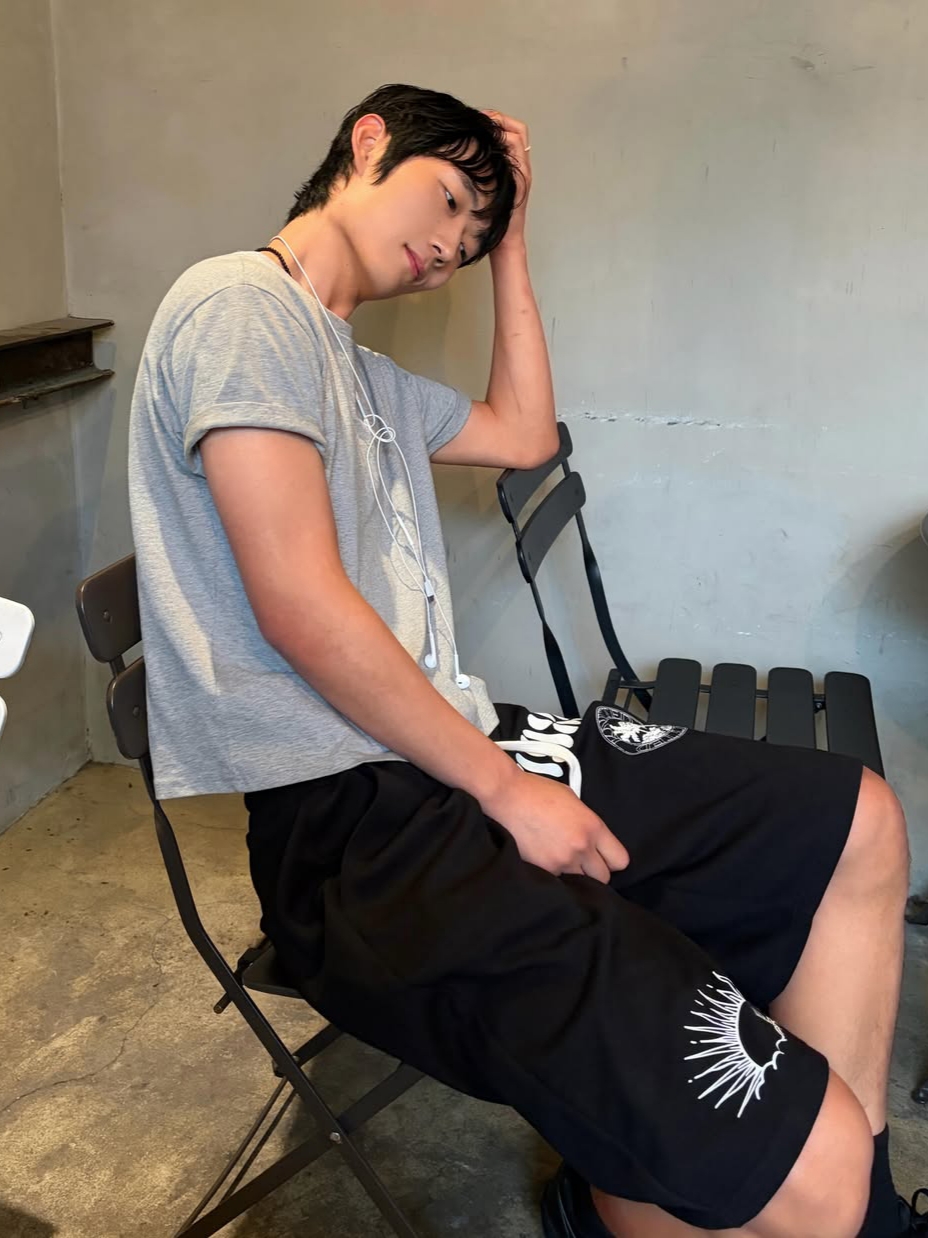 [KREAM 단독] Knitted 1989 Sunrise Graphic Bermuda Half Pants Black, [KREAM 단독] Knitted 1989 Sunrise Graphic Bermuda Half Pants Melange Grey 착용 스타일 - 1
