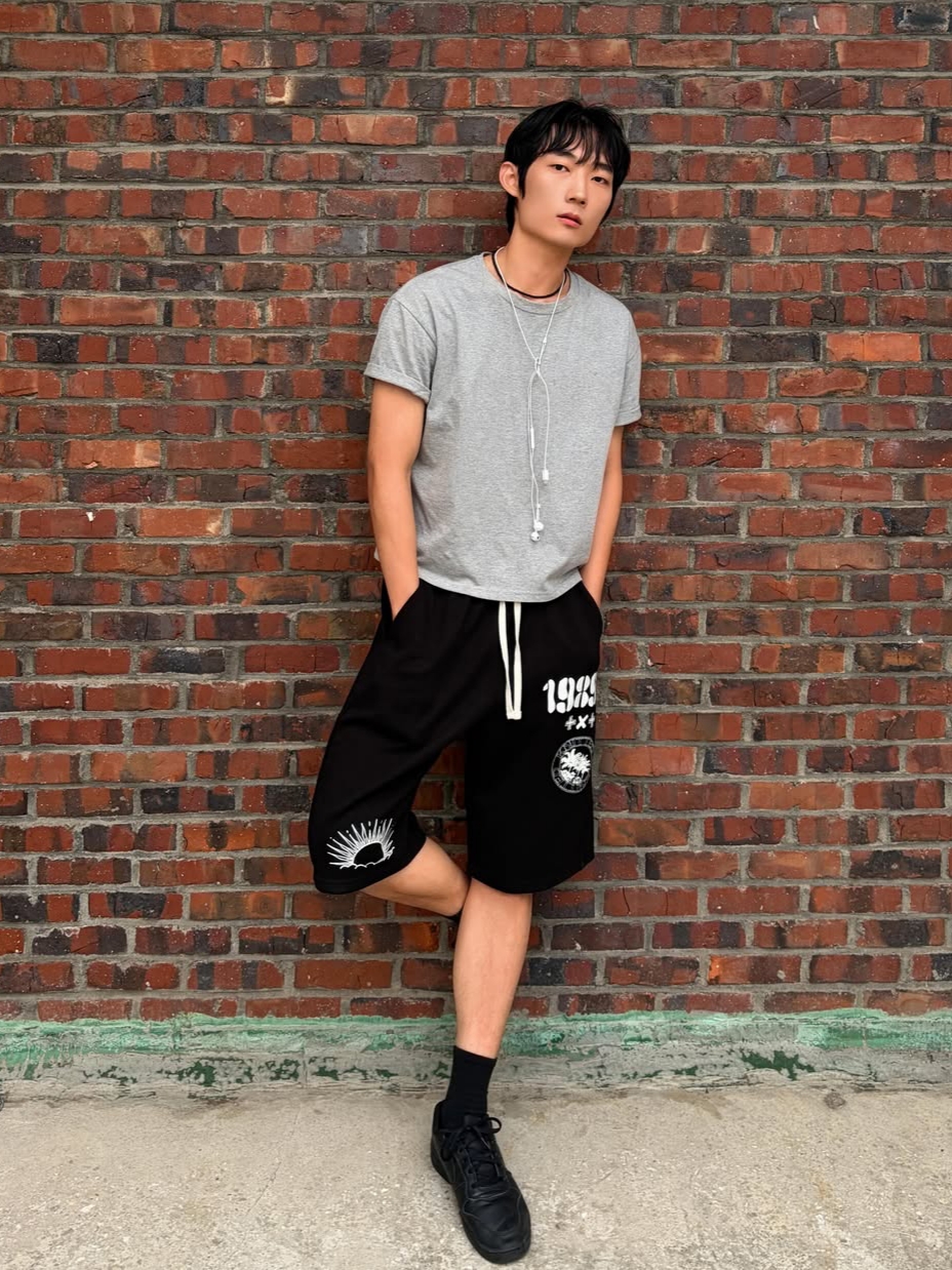 [KREAM 단독] Knitted 1989 Sunrise Graphic Bermuda Half Pants Black, [KREAM 단독] Knitted 1989 Sunrise Graphic Bermuda Half Pants Melange Grey 착용 스타일 - 2