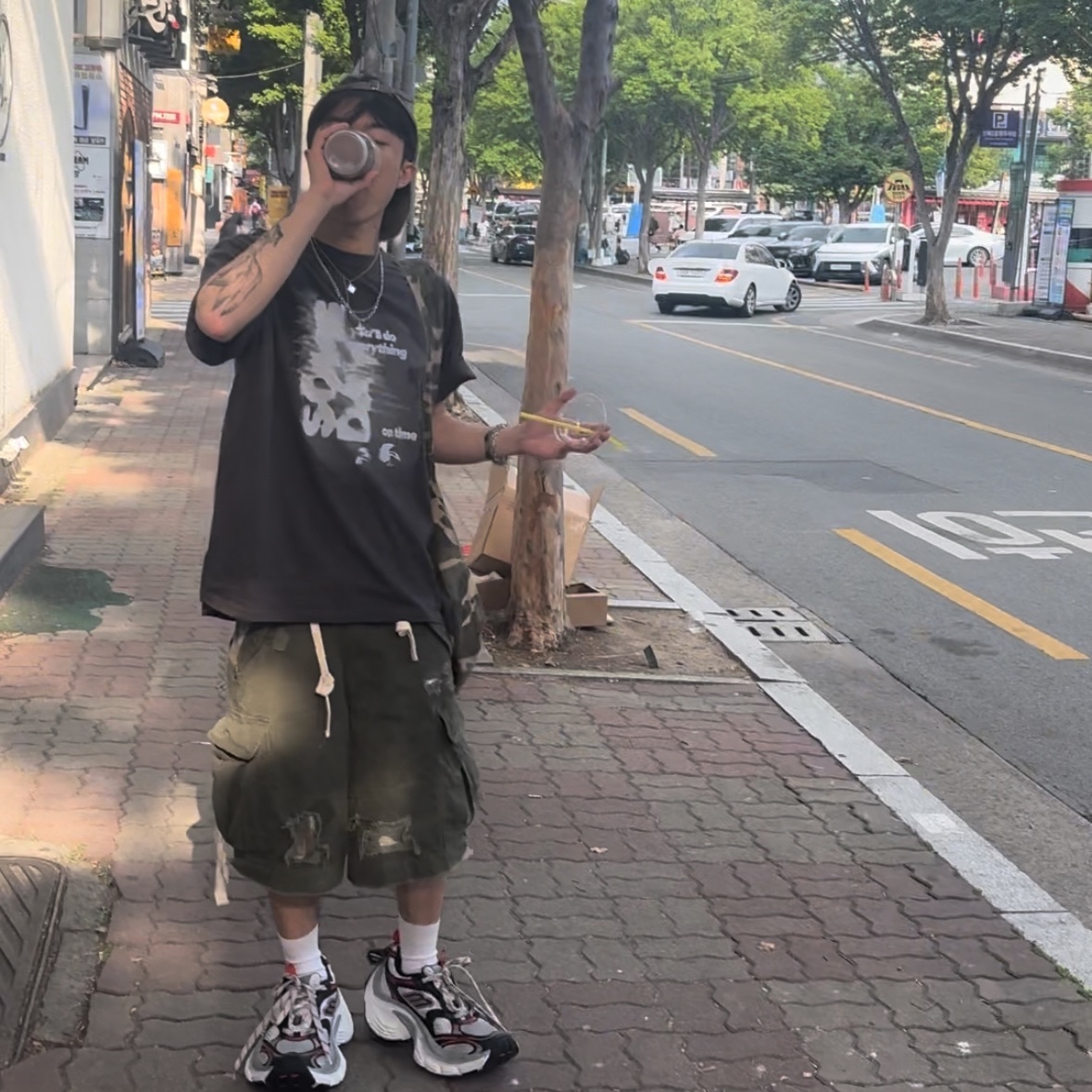 Balenciaga 10XL Sneakers Grey White Red 착용 스타일 - 1