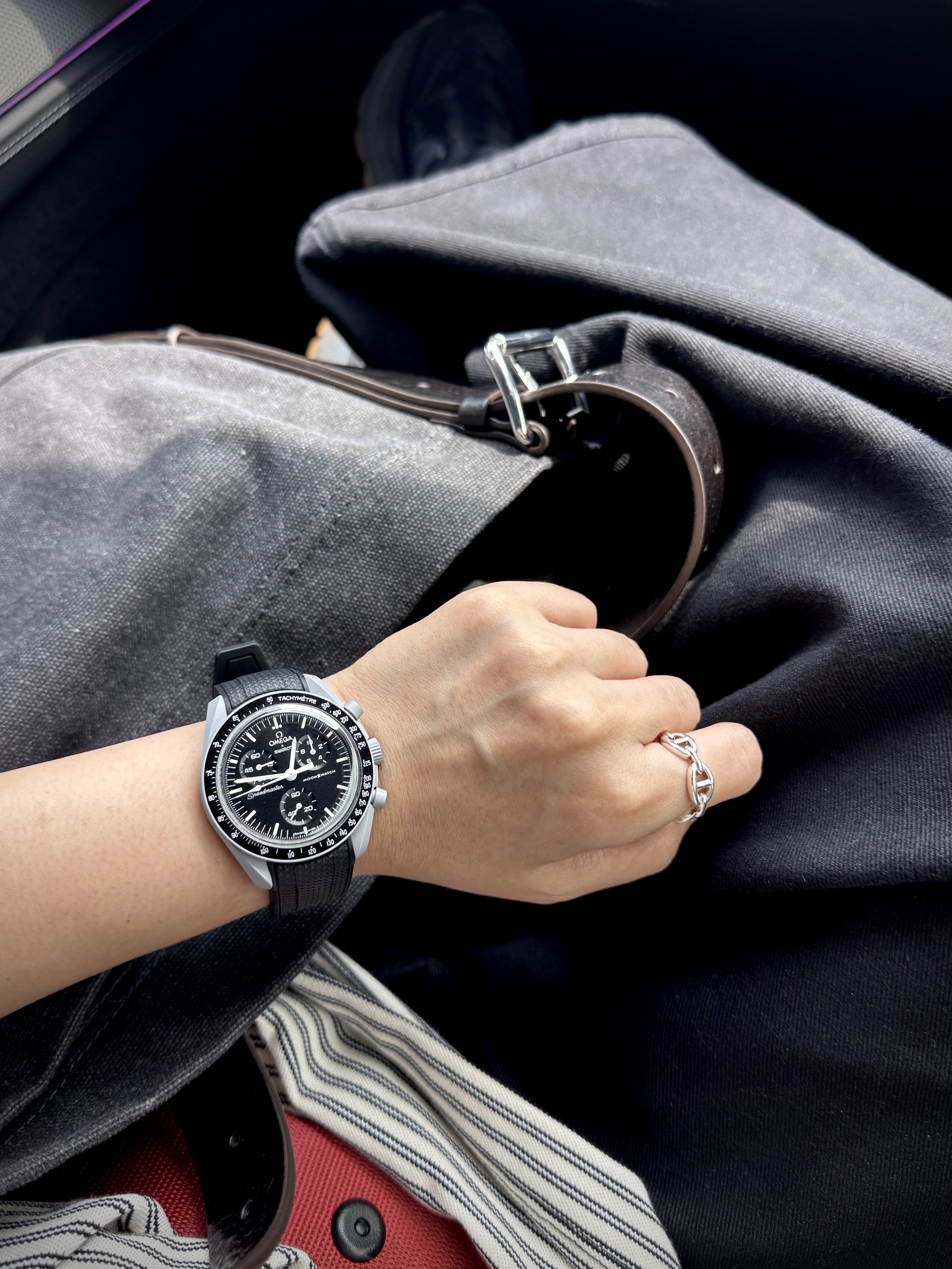 Swatch x Omega Bioceramic MoonSwatch Mission To The Moon, Lemaire Small Belted Tote Bag Cotton Canvas Tie Dye Cotton Ash Black 착용 스타일