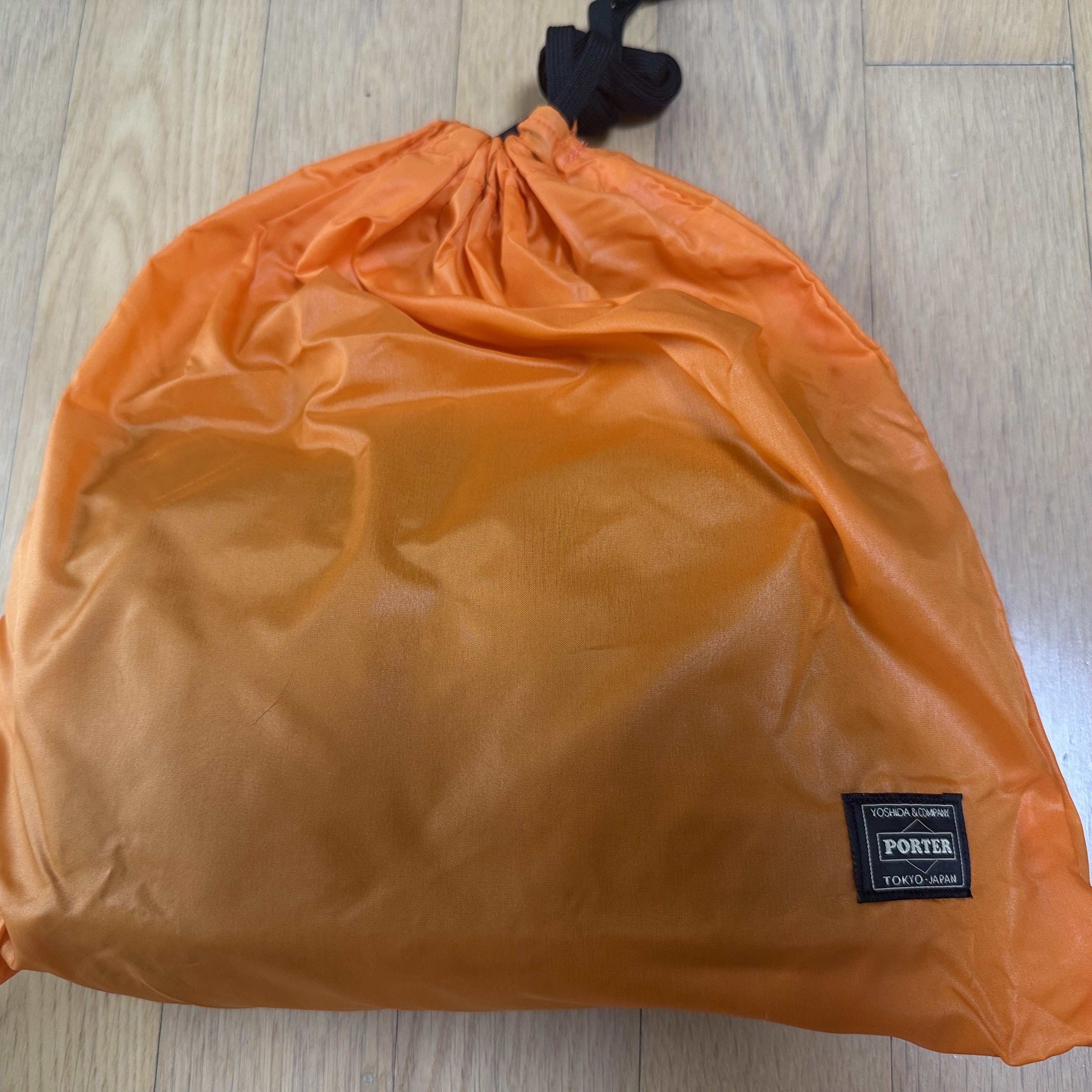 Porter All New Tanker Sling Bag Black 착용 스타일 - 2