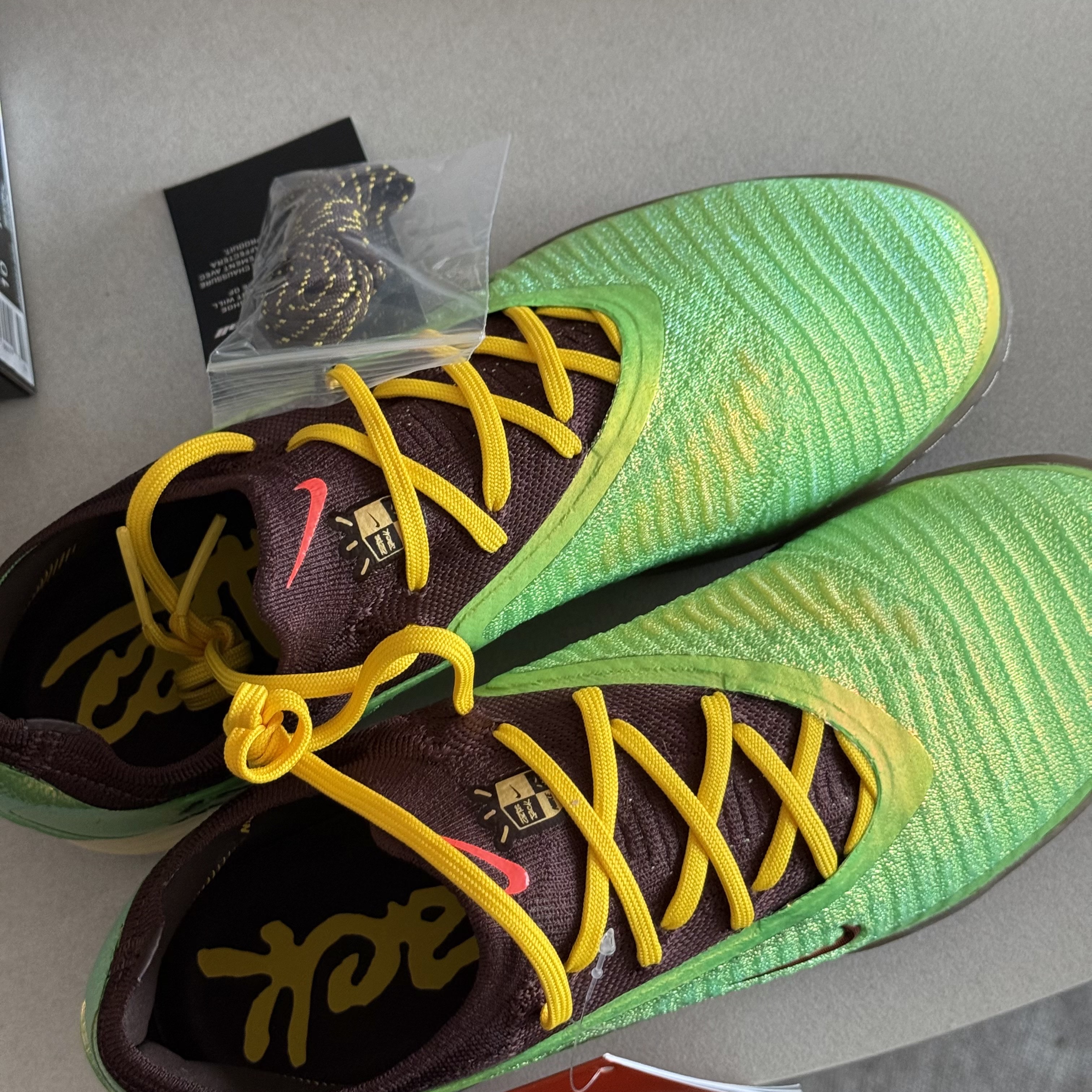 Nike x Travis Scott Cactus Jack Phantom 6 Low Indoor Earth and Metallic Gold 착용 스타일 - 3