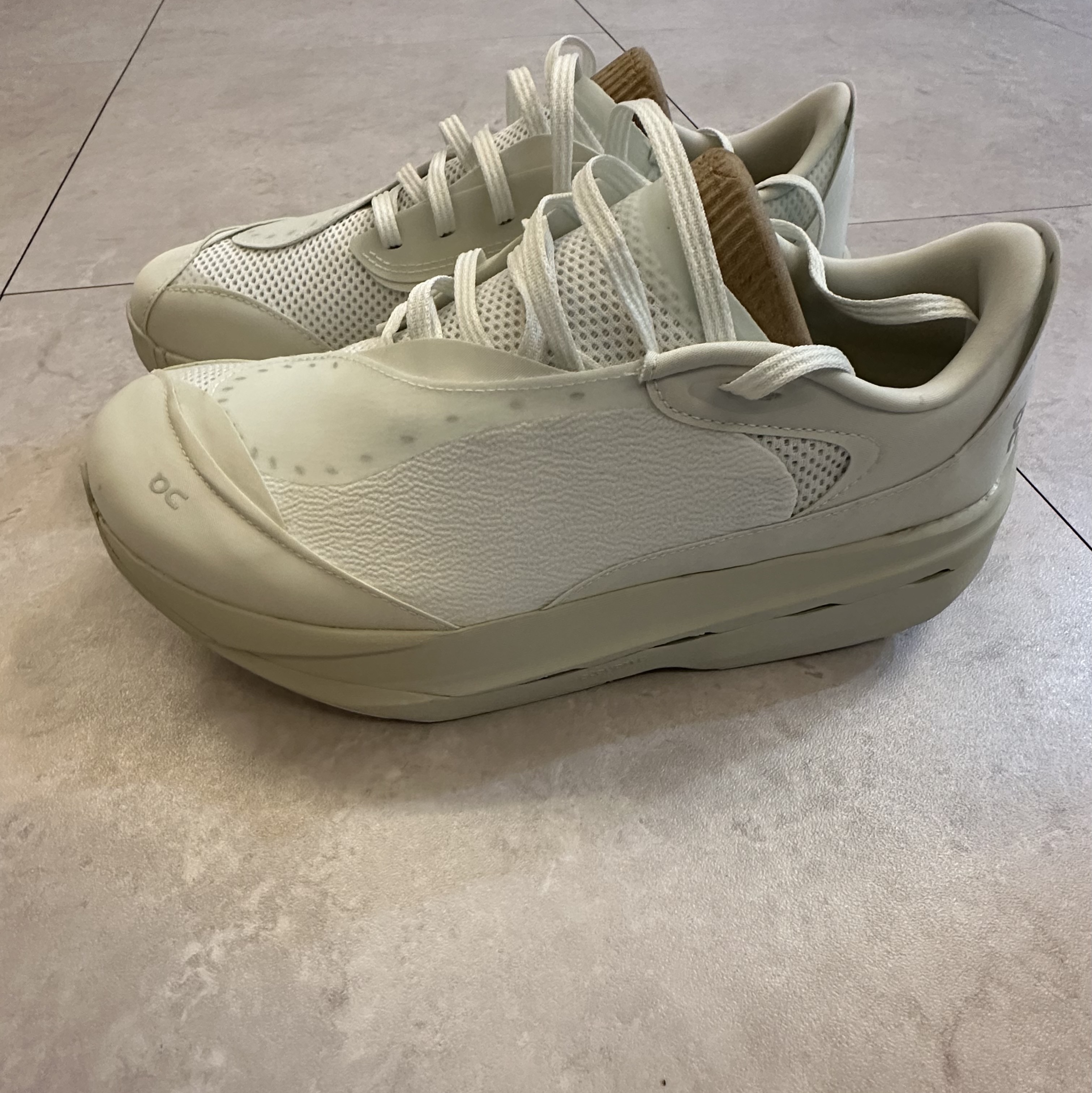 On Running x Post Archive Faction (Paf) Cloudboom Volt White Gale 착용 스타일 - 2