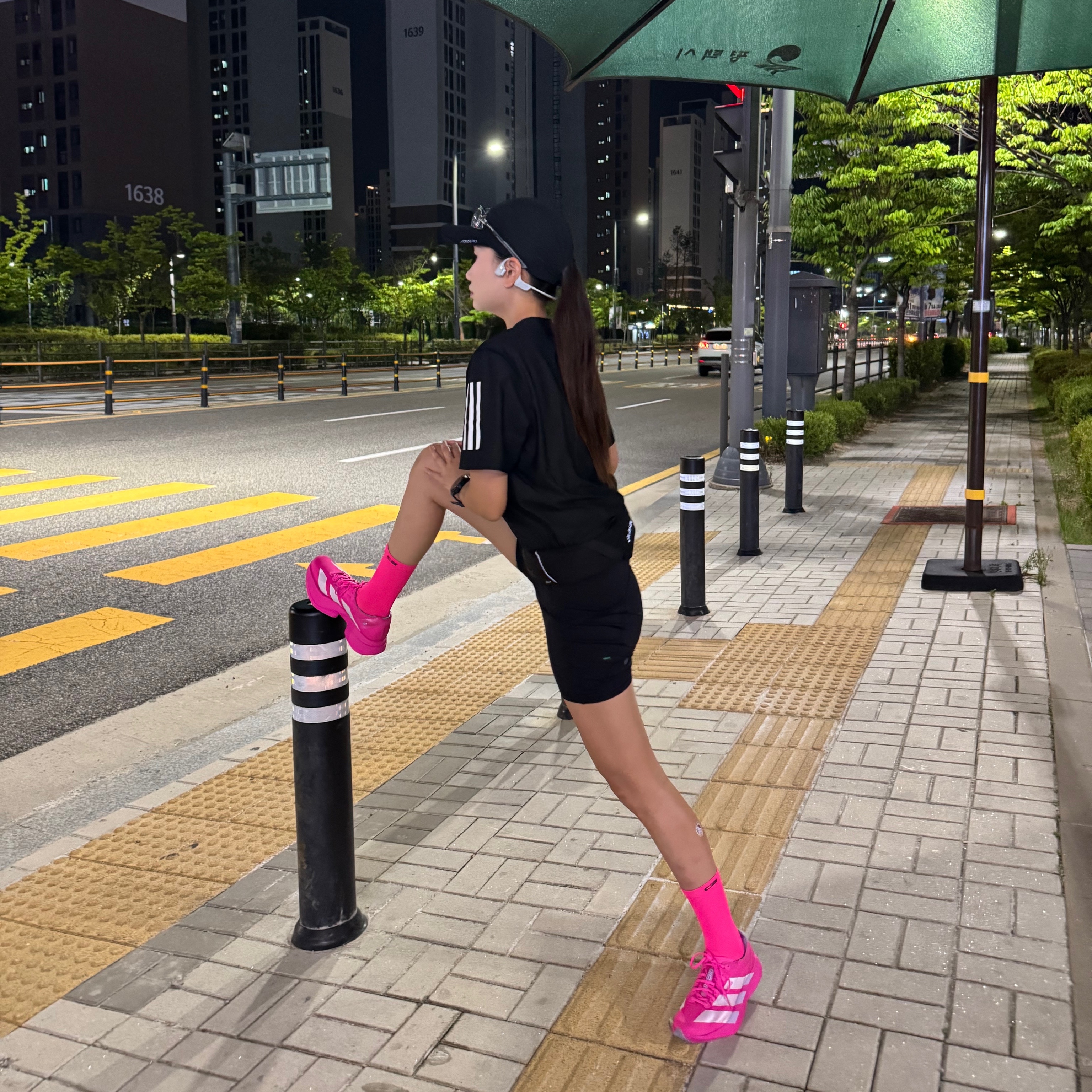 (W) Adidas Adizero Adios Pro 4 Shock Pink Zero Metalic, (W) Lululemon Fast and Free High-Rise Short 8 inch 5 Pocket Graphite Grey 착용 스타일 - 1