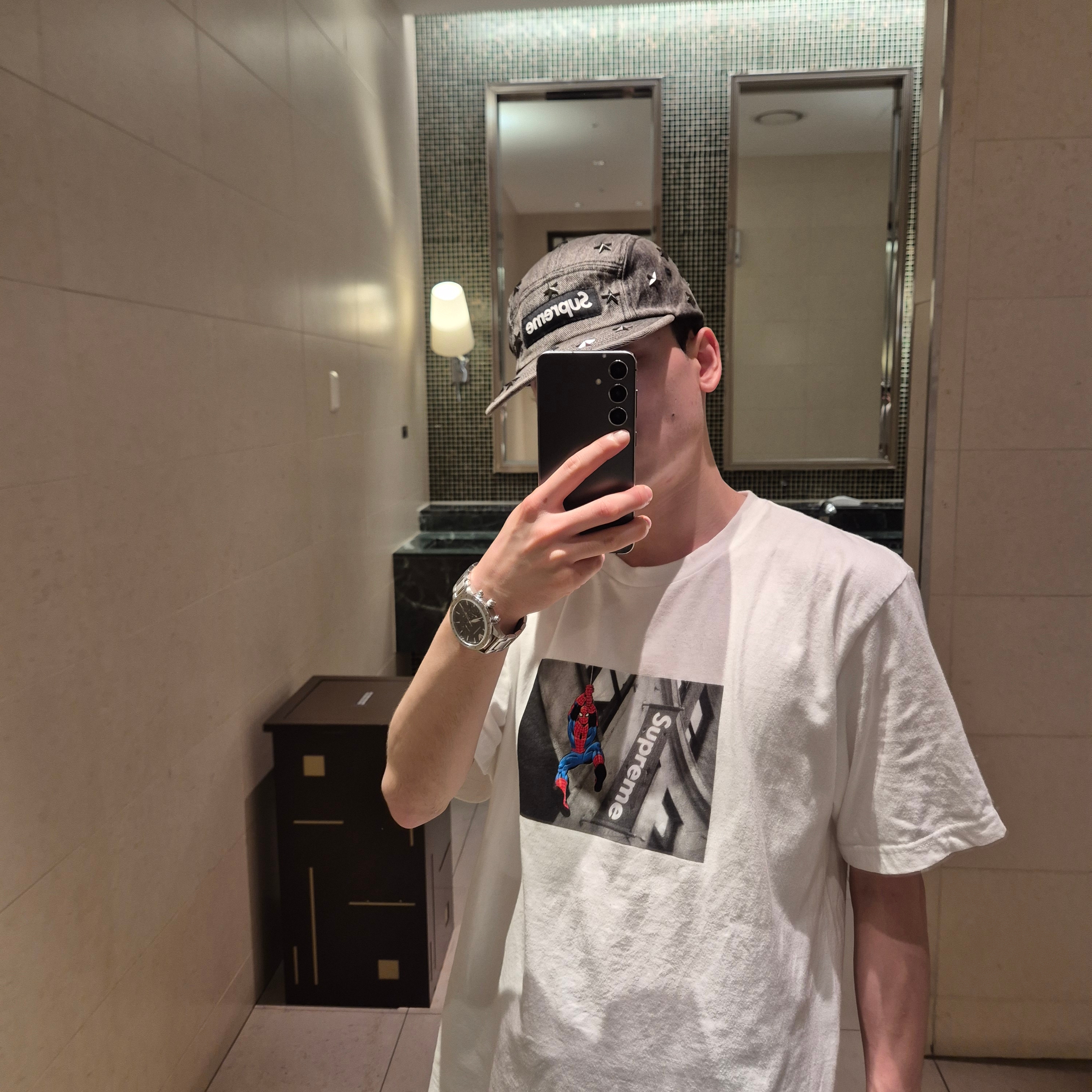 Supreme x Spider-Man T-Shirt White - 26SS, Jordan 1 x Travis Scott x Fragment Retro Low OG SP Military Blue 착용 스타일 - 5