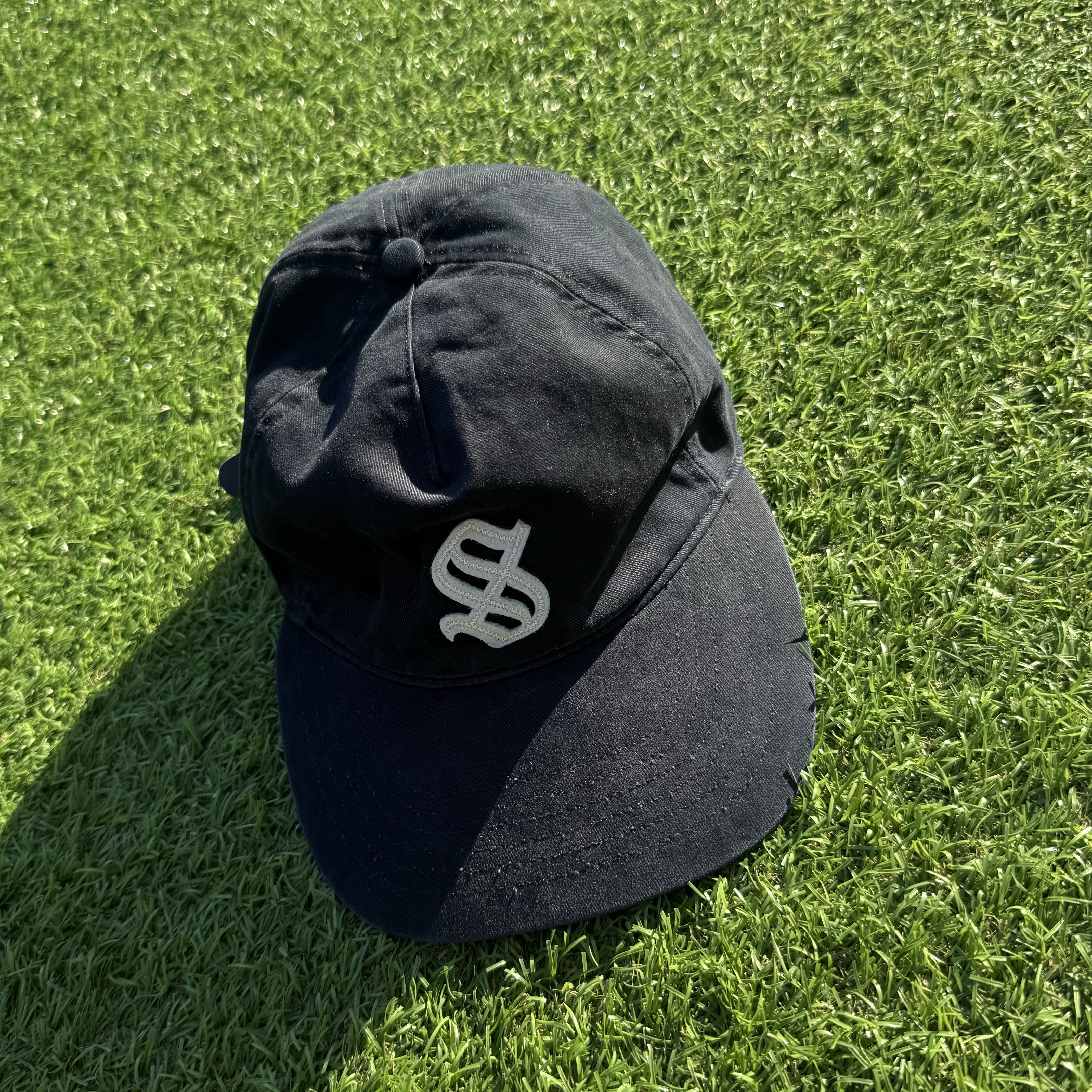 [예약 배송] Sunday Ceremony Old English Applique Logo Cap - Navy 착용 스타일 - 5