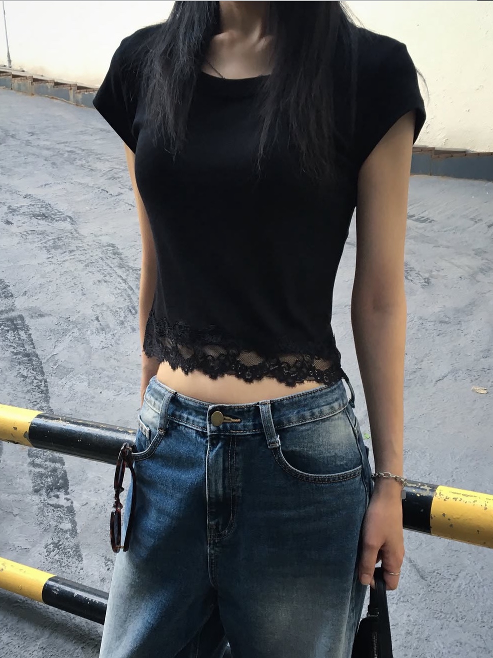 PHOS333 W Slim Fit Lace T-Shirt Black 착용 스타일 - 3