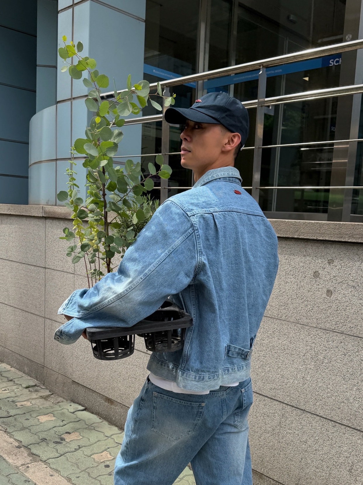AKRYL Jersey Tee White - 26FW, AKRYL Icon Cap Navy - 26FW 착용 스타일 - 2