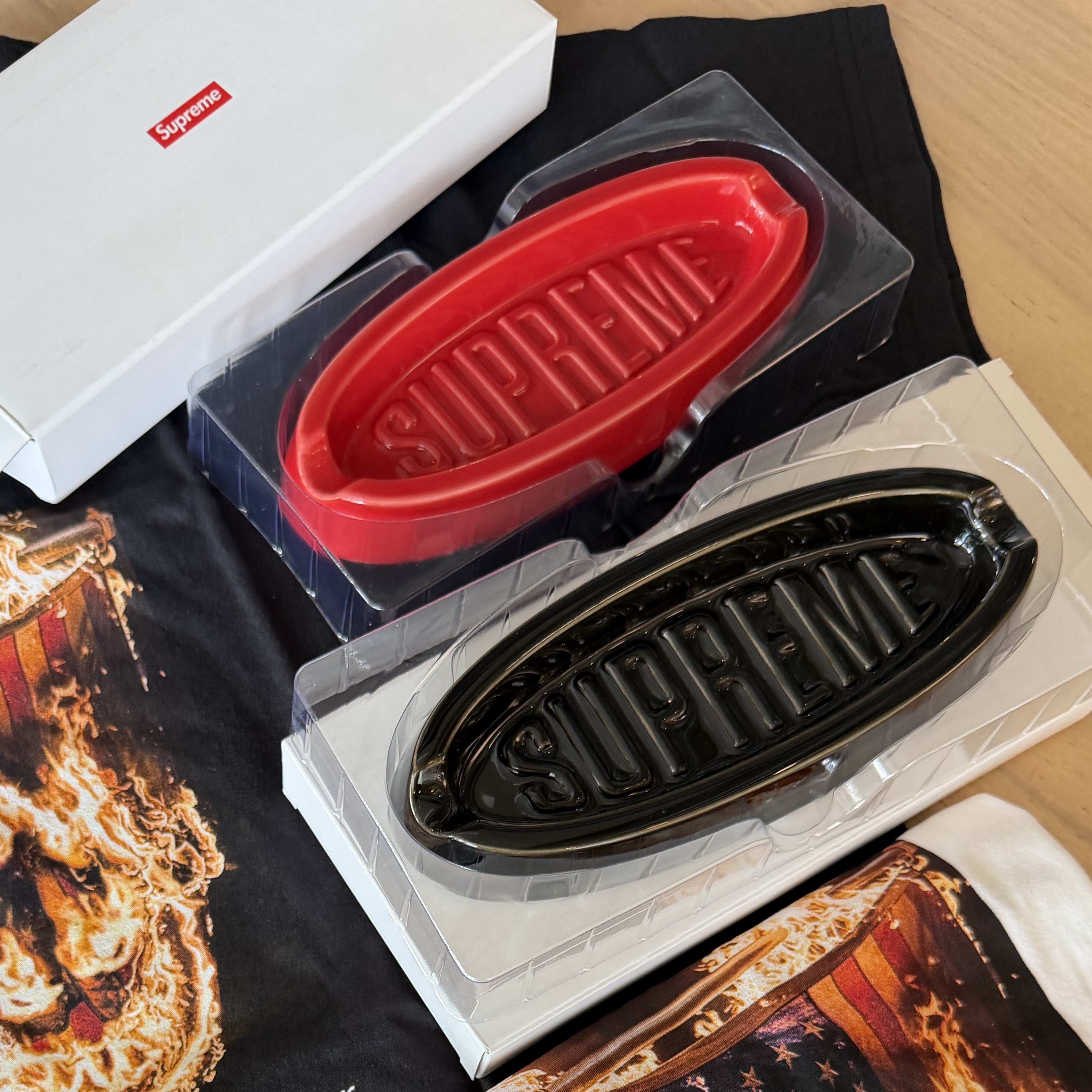 Supreme Oval Tray Red - 26SS 착용 스타일