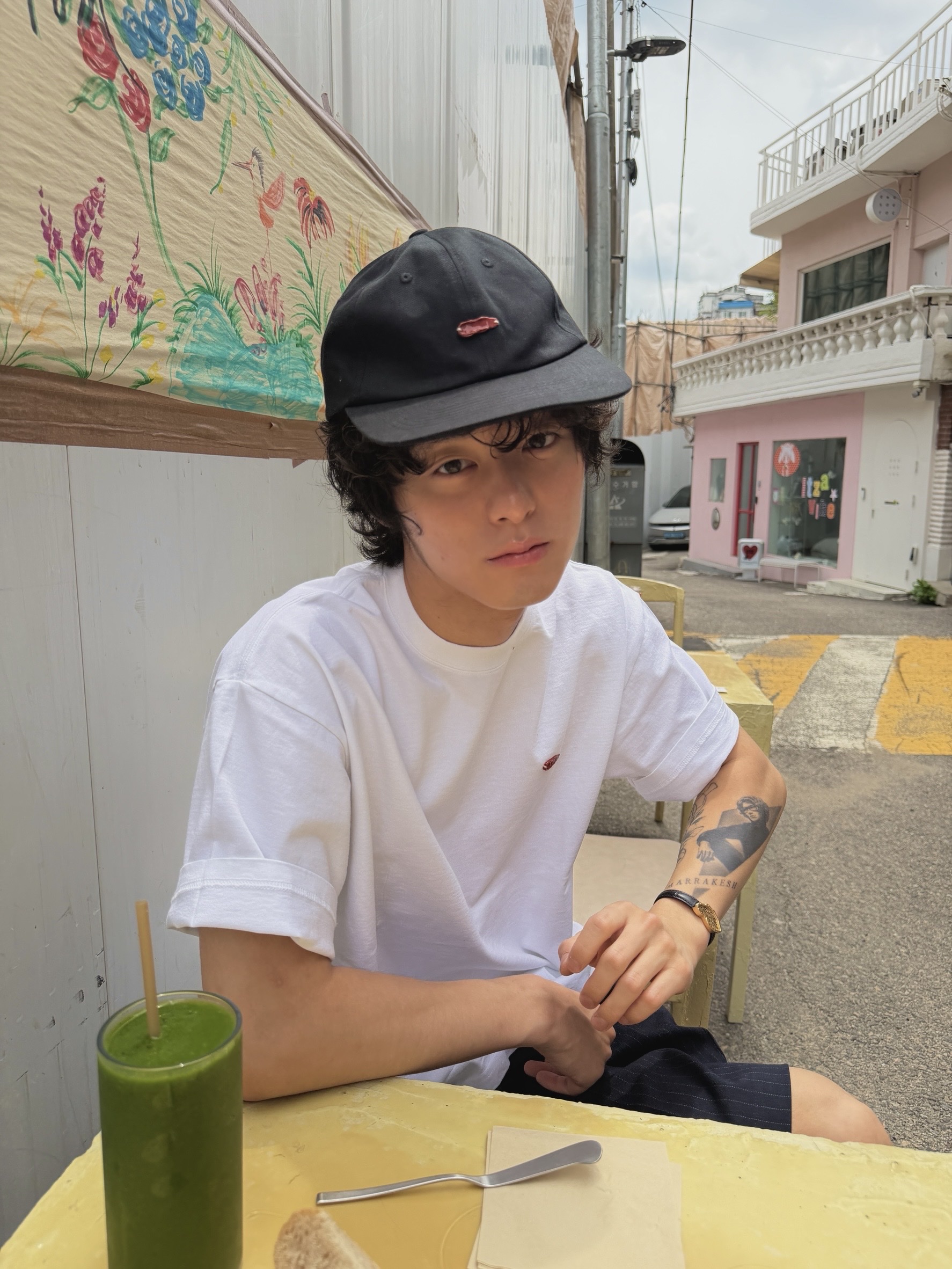 AKRYL Jersey Tee White - 26FW, AKRYL Icon Cap Black - 26FW 착용 스타일 - 3