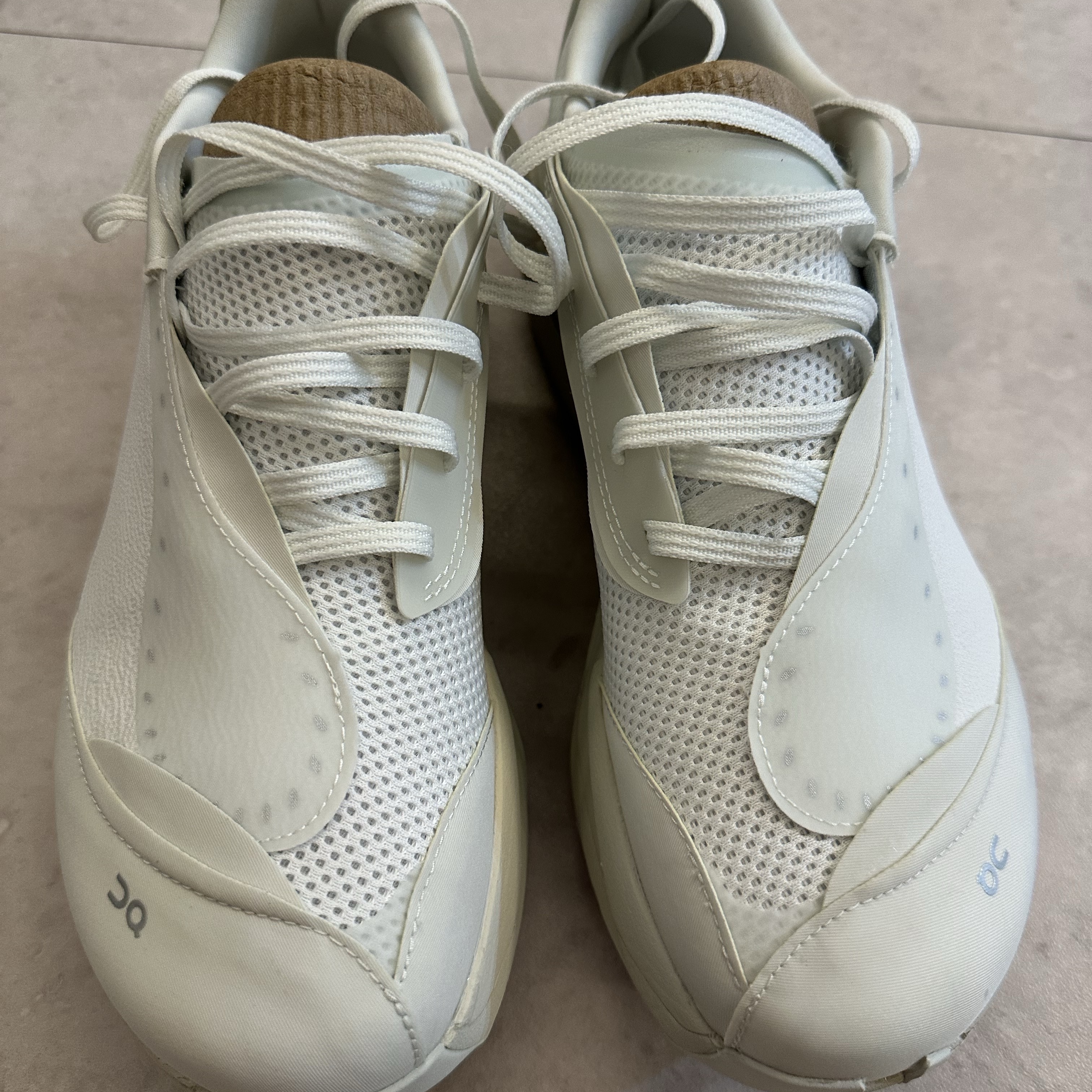 On Running x Post Archive Faction (Paf) Cloudboom Volt White Gale 착용 스타일 - 1