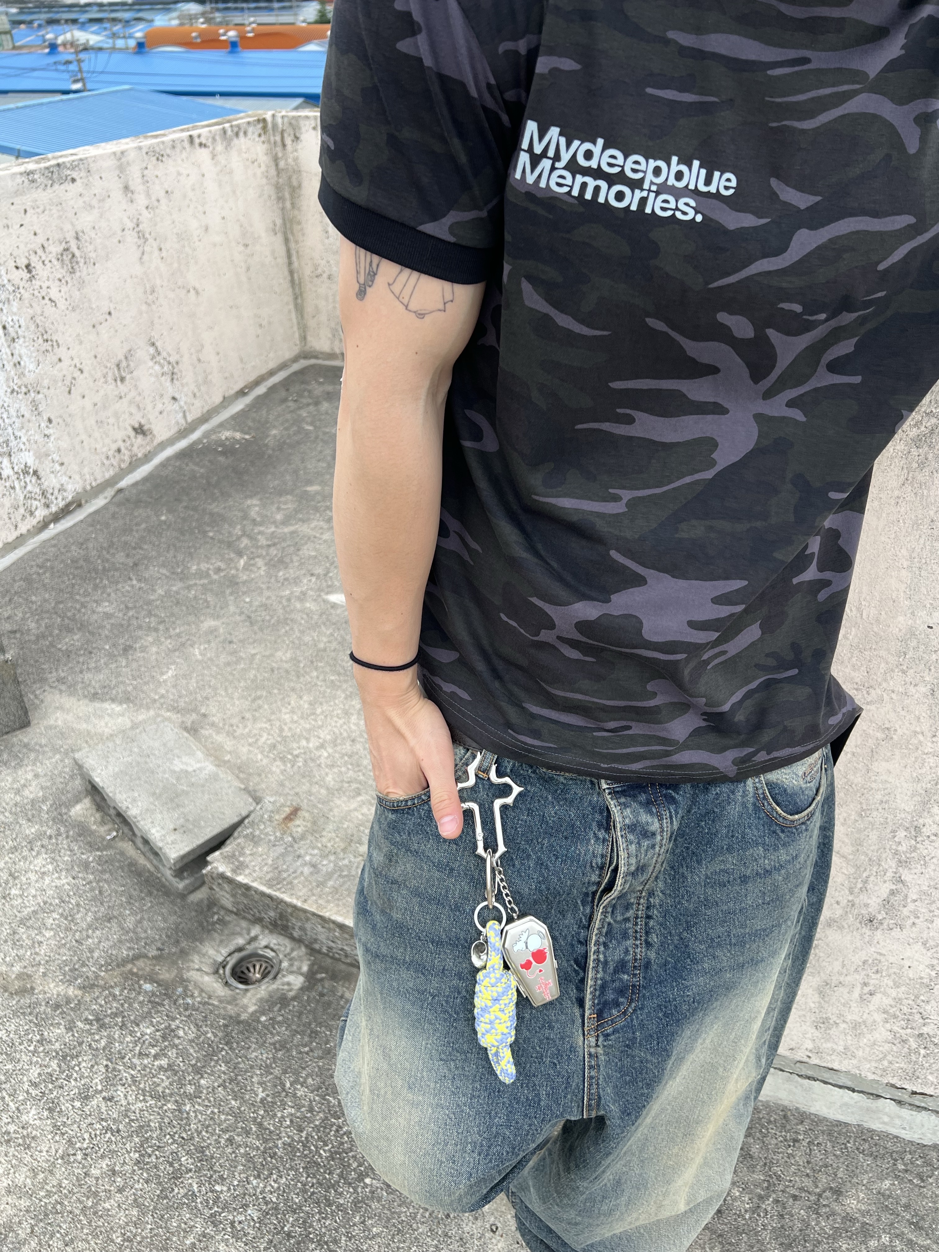 Undermycar Mu.26 Anti Fxxking Logo Play Brush Washed Wide Jeans Oil Blue, Undermycar MU.128 Original Logo Cracked Leather Belt Silver / Black 착용 스타일 - 3