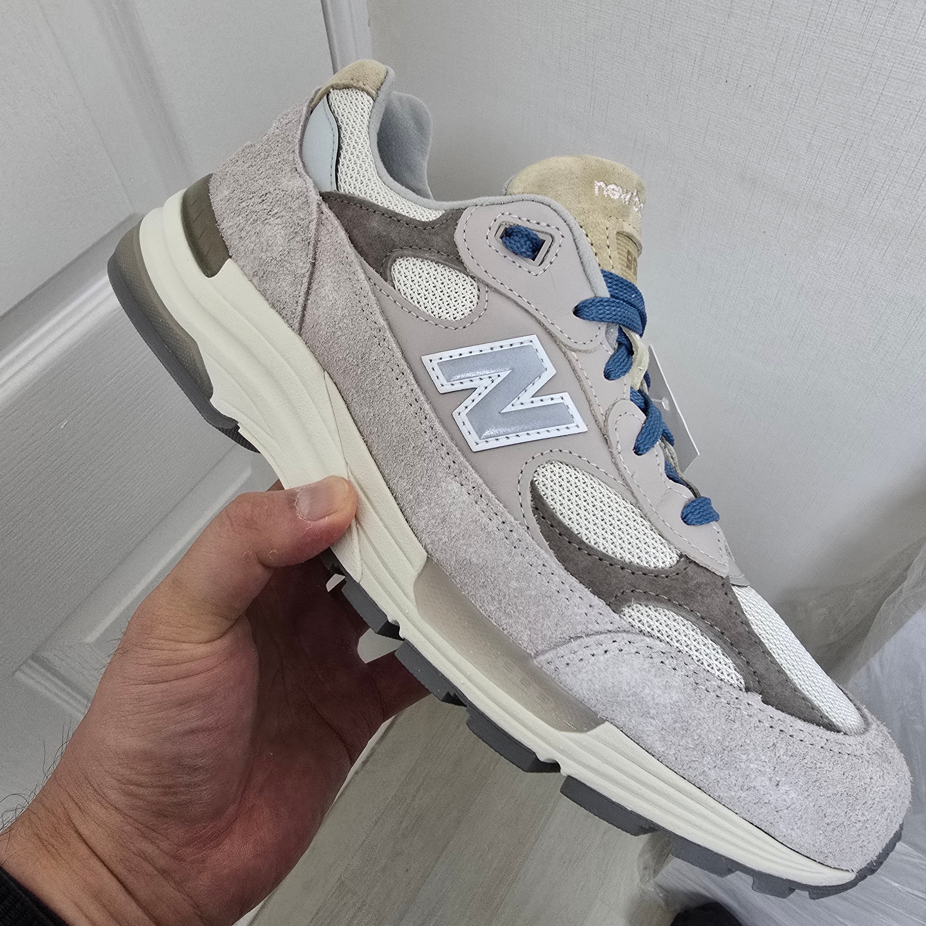 New Balance 992 Made in USA Moonrock Mushroom 착용 스타일 - 1