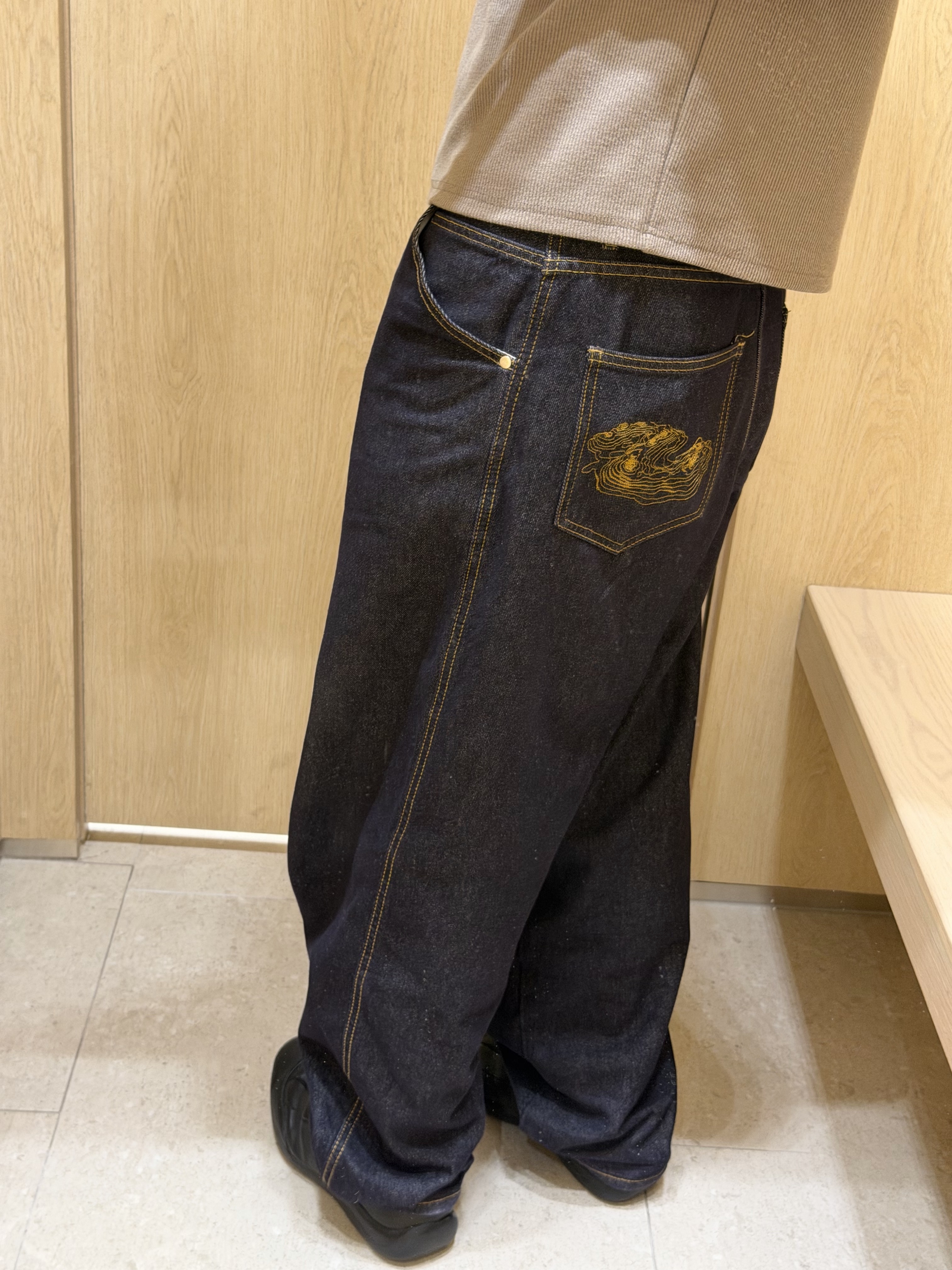 Suade Contour Pocket Denim Raw Indigo 착용 스타일