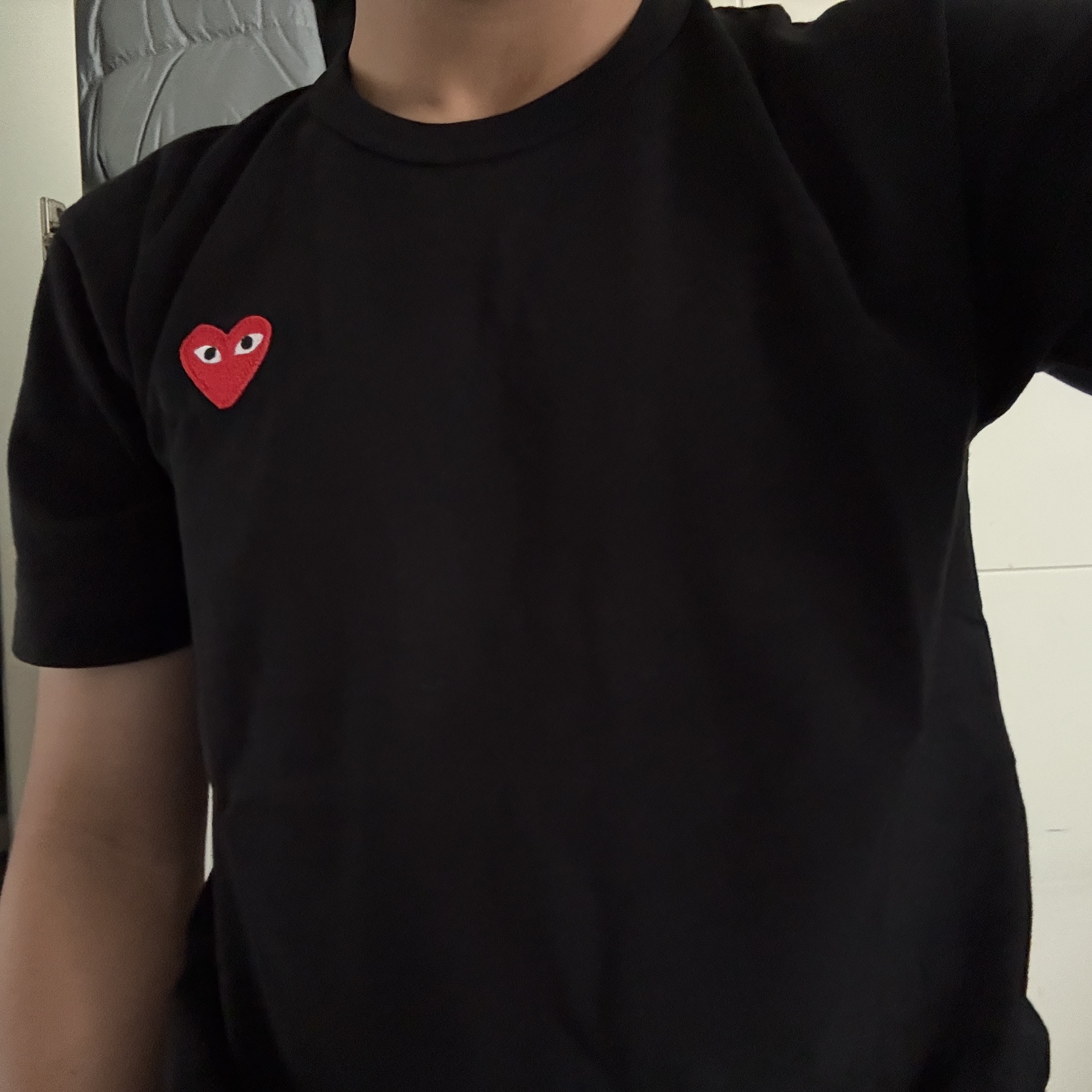Play Comme des Garcons Red Heart T-Shirt Black 착용 스타일