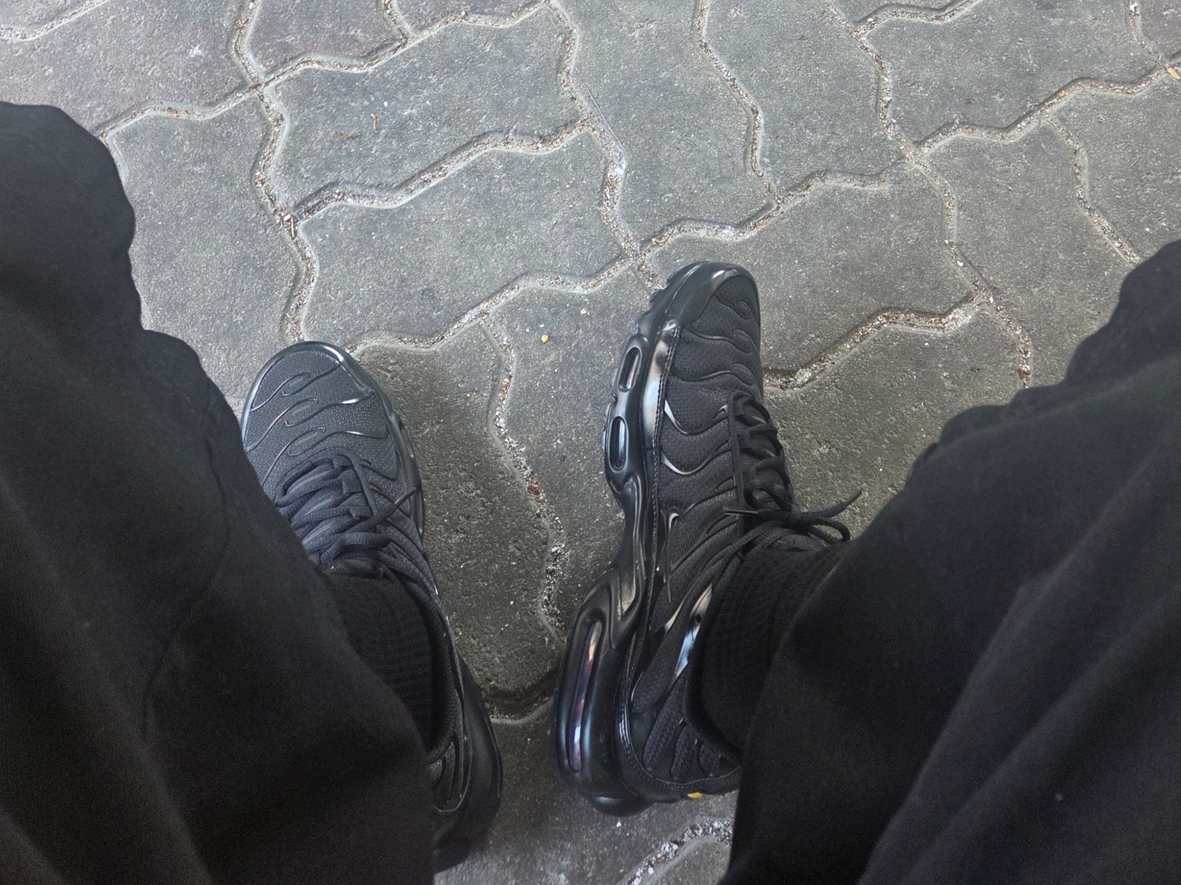 Nike Air Max Plus Triple Black 착용 스타일
