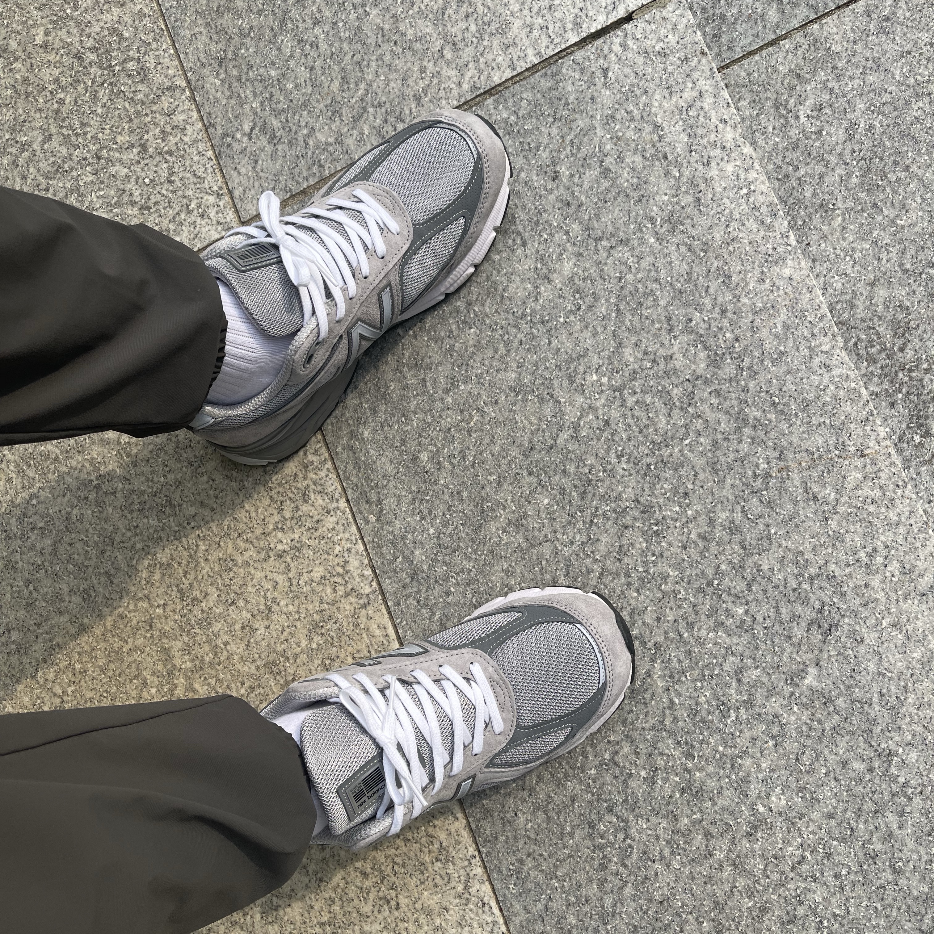 New Balance 990v4 Made in USA Grey Silver 착용 스타일