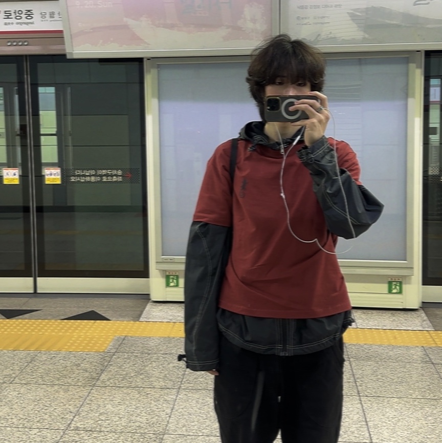 Converse x Ader Error Shapes Light Jacket Converse Black, Arc'teryx Konseal 15 Backpack Black 착용 스타일 - 4
