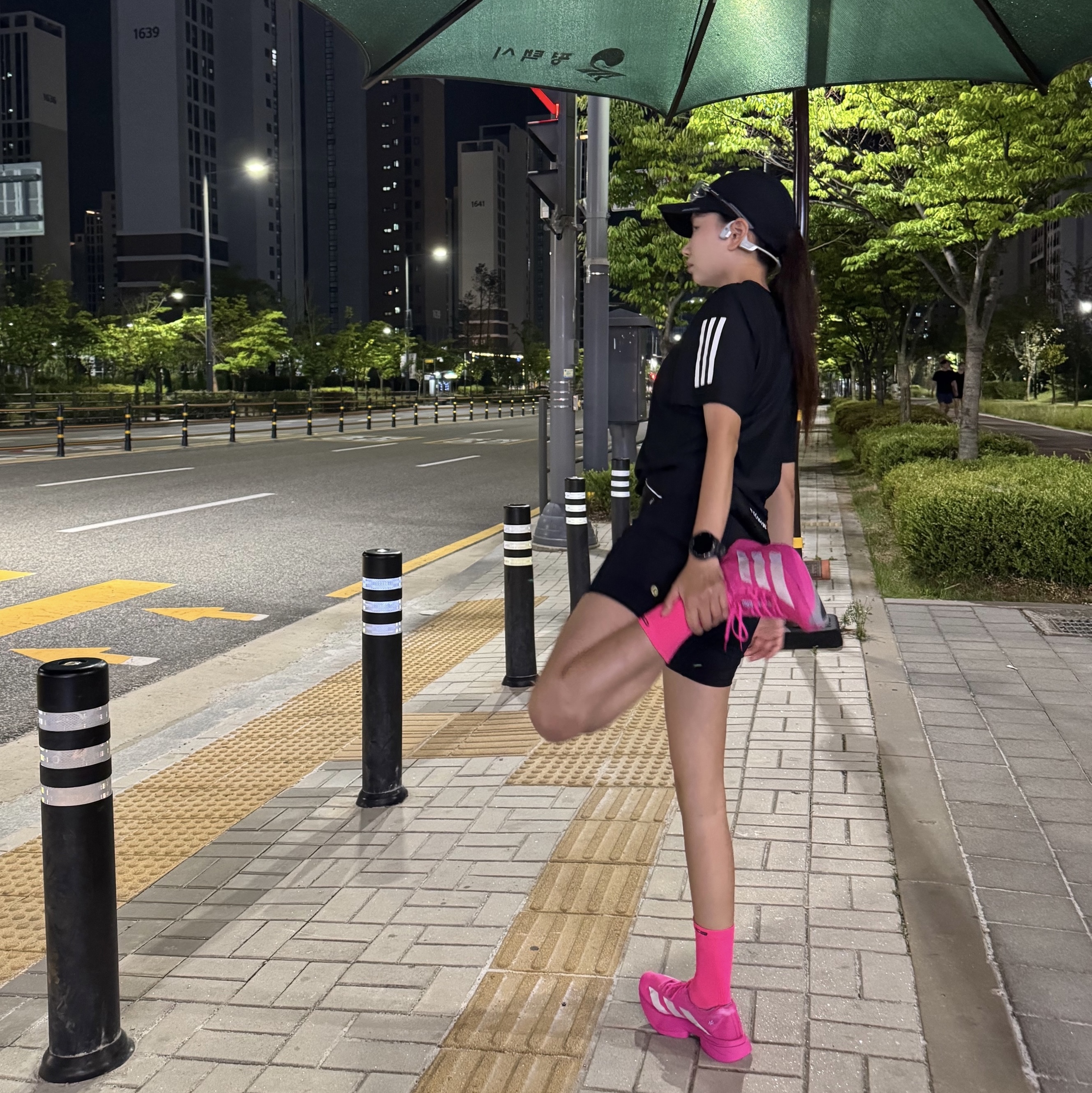 (W) Adidas Adizero Adios Pro 4 Shock Pink Zero Metalic, (W) Lululemon Fast and Free High-Rise Short 8 inch 5 Pocket Graphite Grey 착용 스타일 - 2