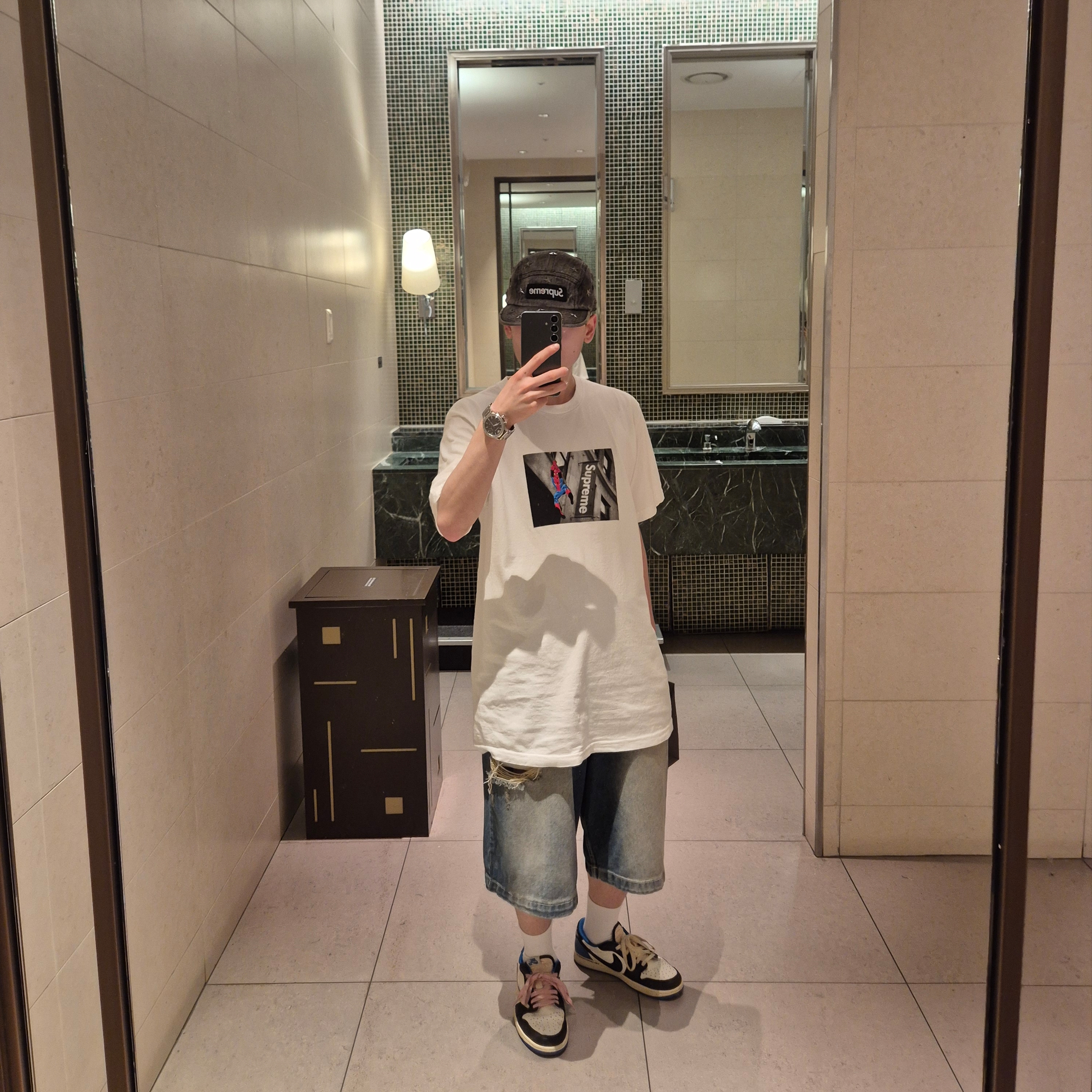 Supreme x Spider-Man T-Shirt White - 26SS, Jordan 1 x Travis Scott x Fragment Retro Low OG SP Military Blue 착용 스타일 - 1