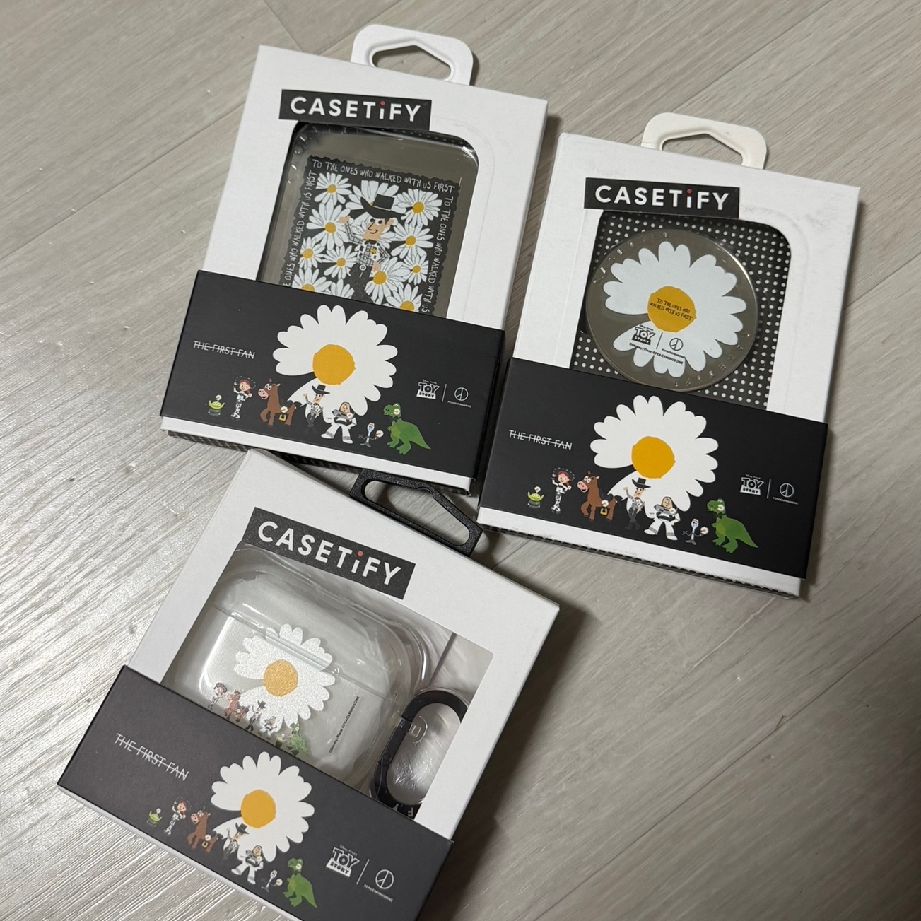Casetify x Peaceminusone x Toy Story The First Fan Earbuds Impact Case, Casetify x Peaceminusone x Toy Story The First Fan Mirror Snappy Magsafe Cardholder Stand 착용 스타일 - 1