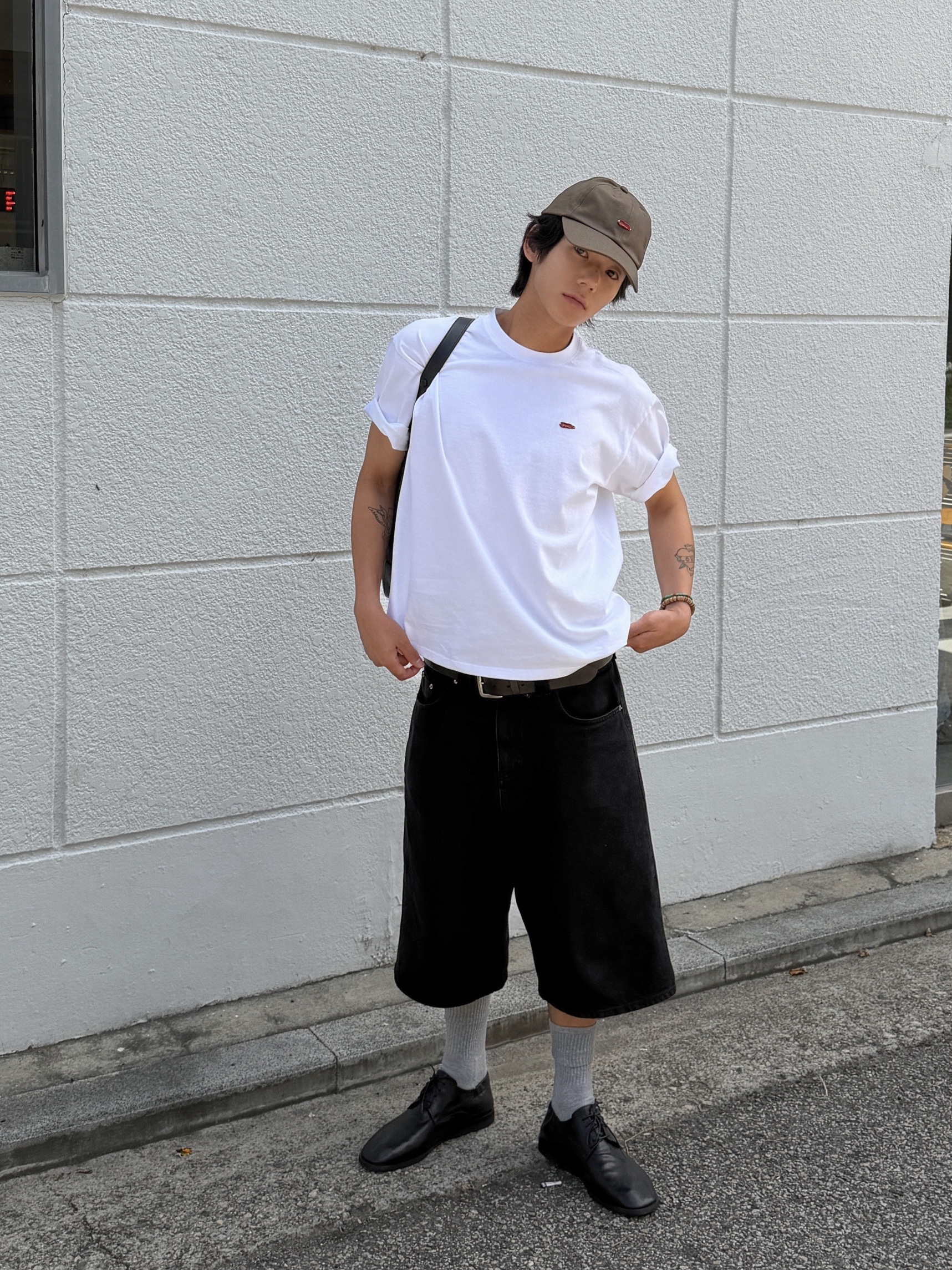 AKRYL Jersey Tee White - 26FW, AKRYL Icon Cap Maron - 26FW 착용 스타일 - 3