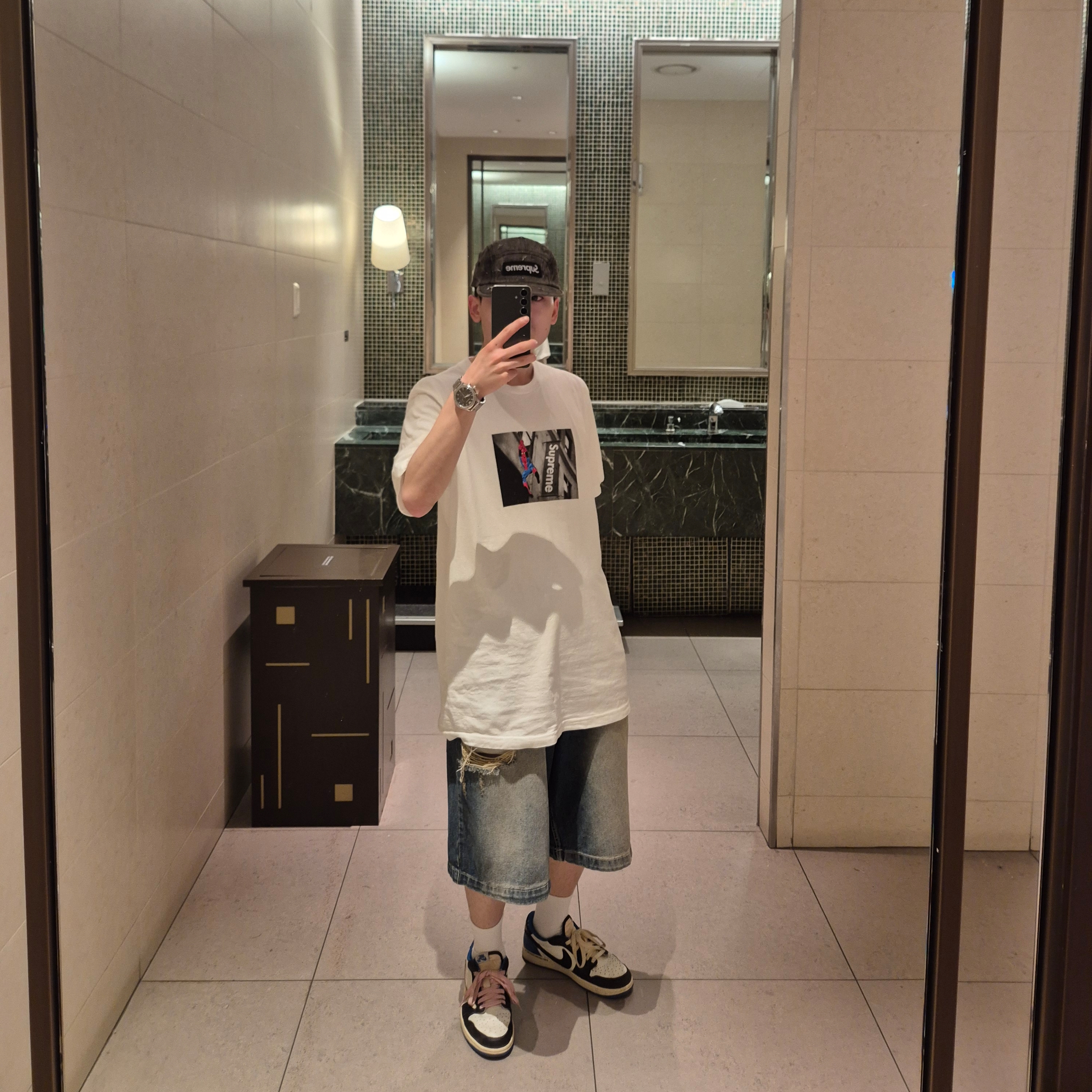 Supreme x Spider-Man T-Shirt White - 26SS, Jordan 1 x Travis Scott x Fragment Retro Low OG SP Military Blue 착용 스타일 - 2