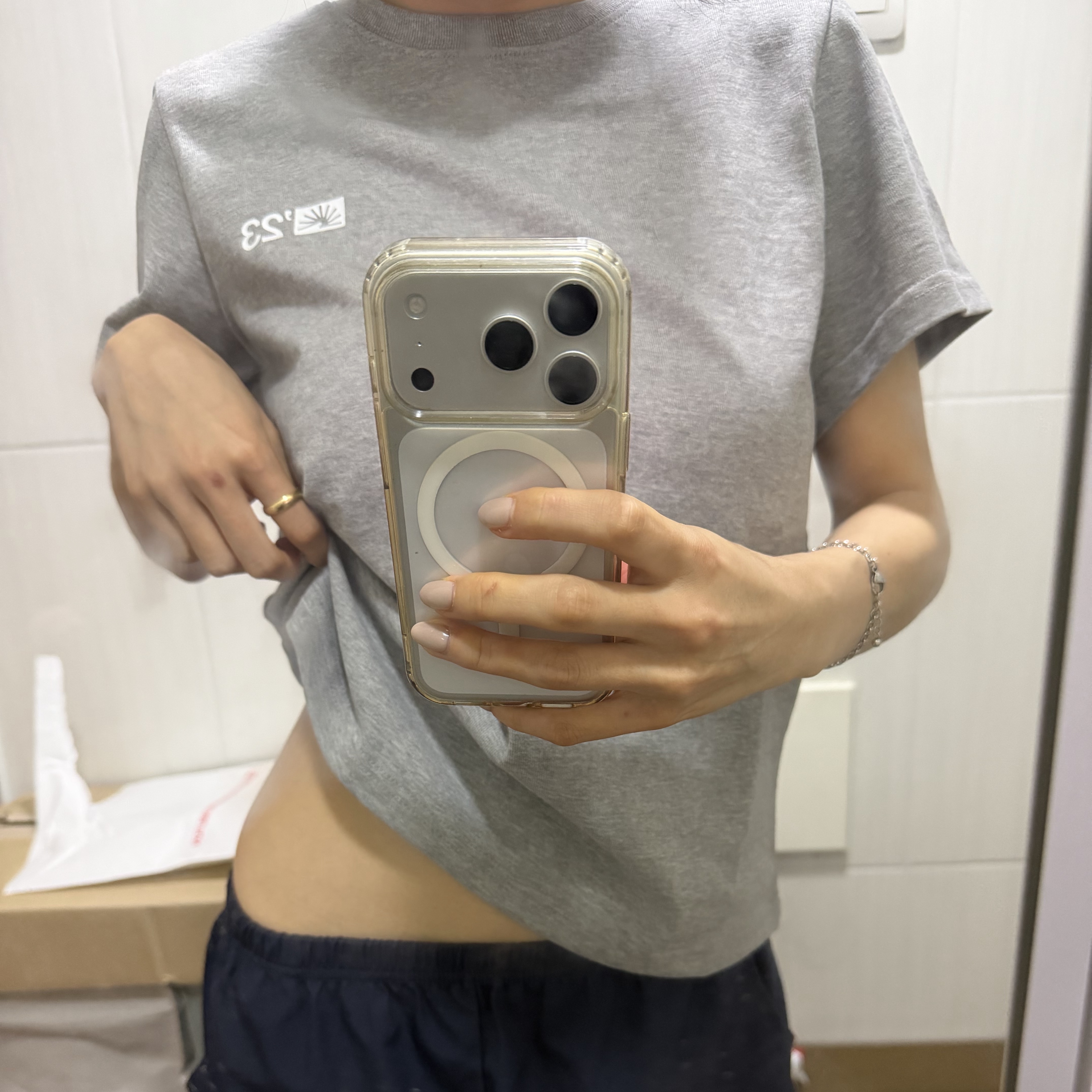 Berlin Photobook Distribution W 002 Overview Tee Grey 착용 스타일