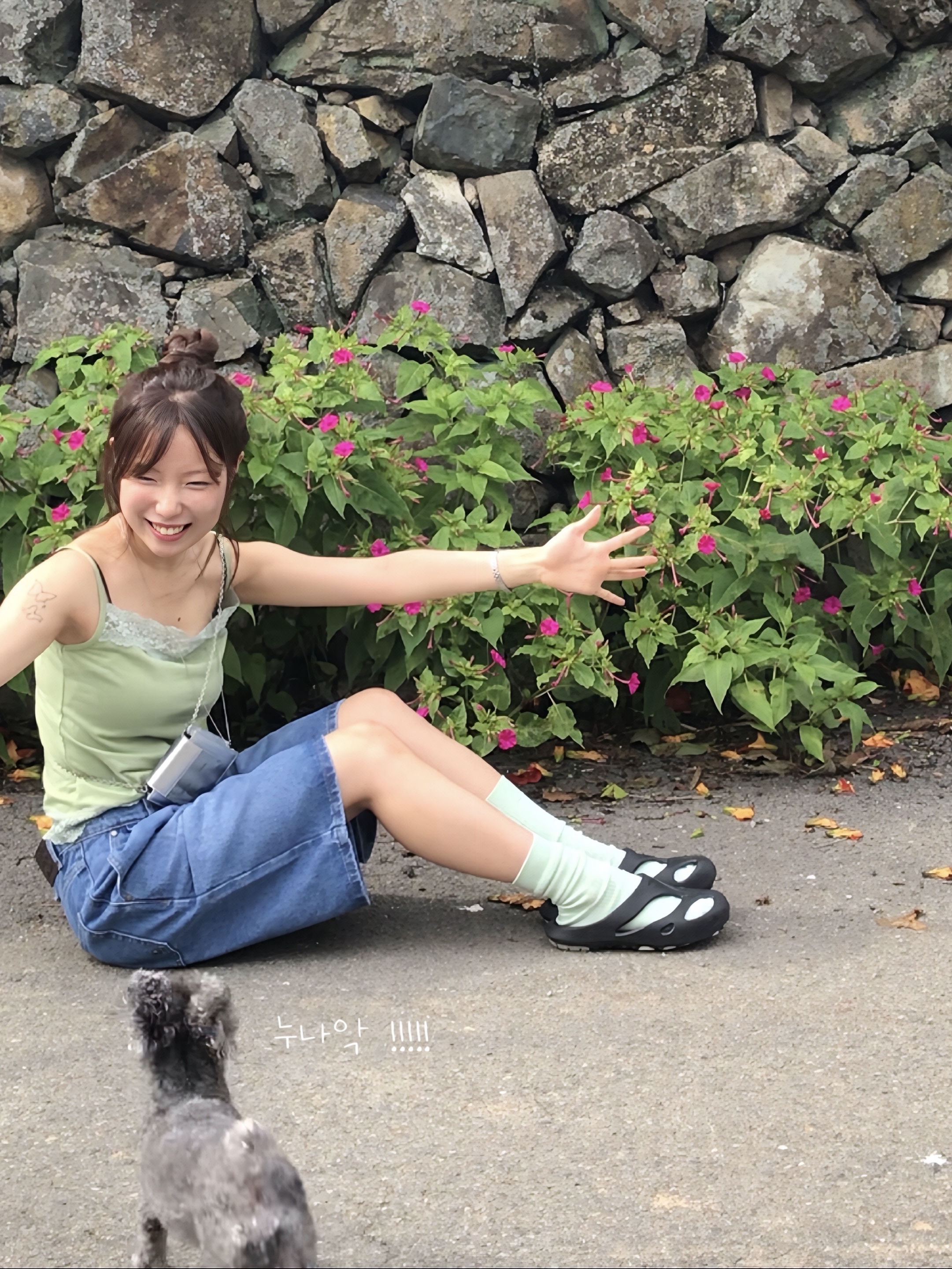 [KREAM 단독][니티드X림박스] Knitted Relaxed Washing Denim Two-Tuck Cinch Back Shorts Washing Blue, Matin Kim Accordion Mini Bag Silver 착용 스타일 - 3