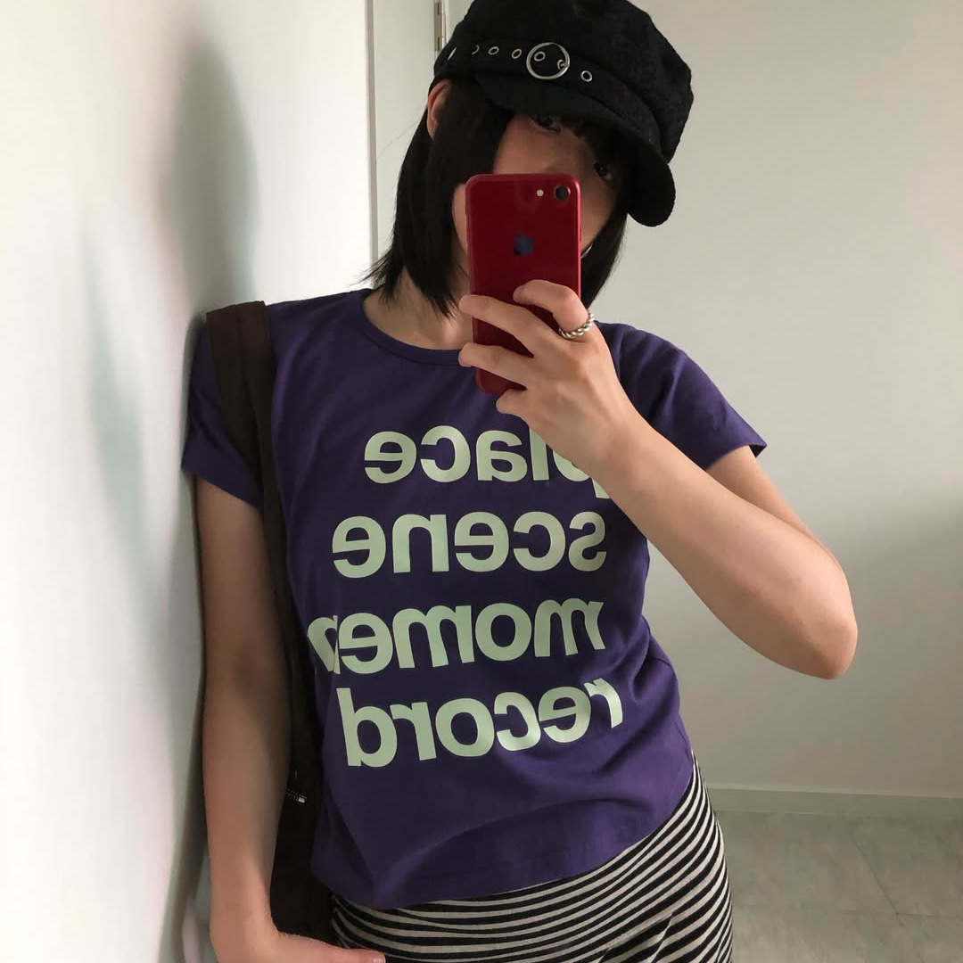 SLOW RECORD HOUSE Archive Typo T-Shirt Purple 착용 스타일 - 1