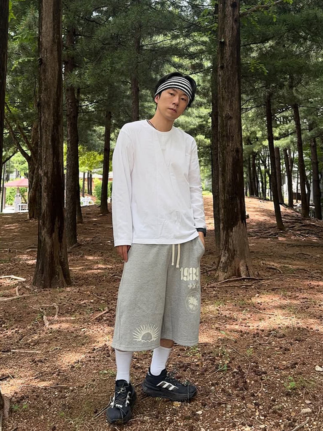 [KREAM 단독] Knitted 1989 Sunrise Graphic Bermuda Half Pants Melange Grey, [KREAM 단독] Knitted 1989 Sunrise Graphic Bermuda Half Pants Black 착용 스타일 - 2