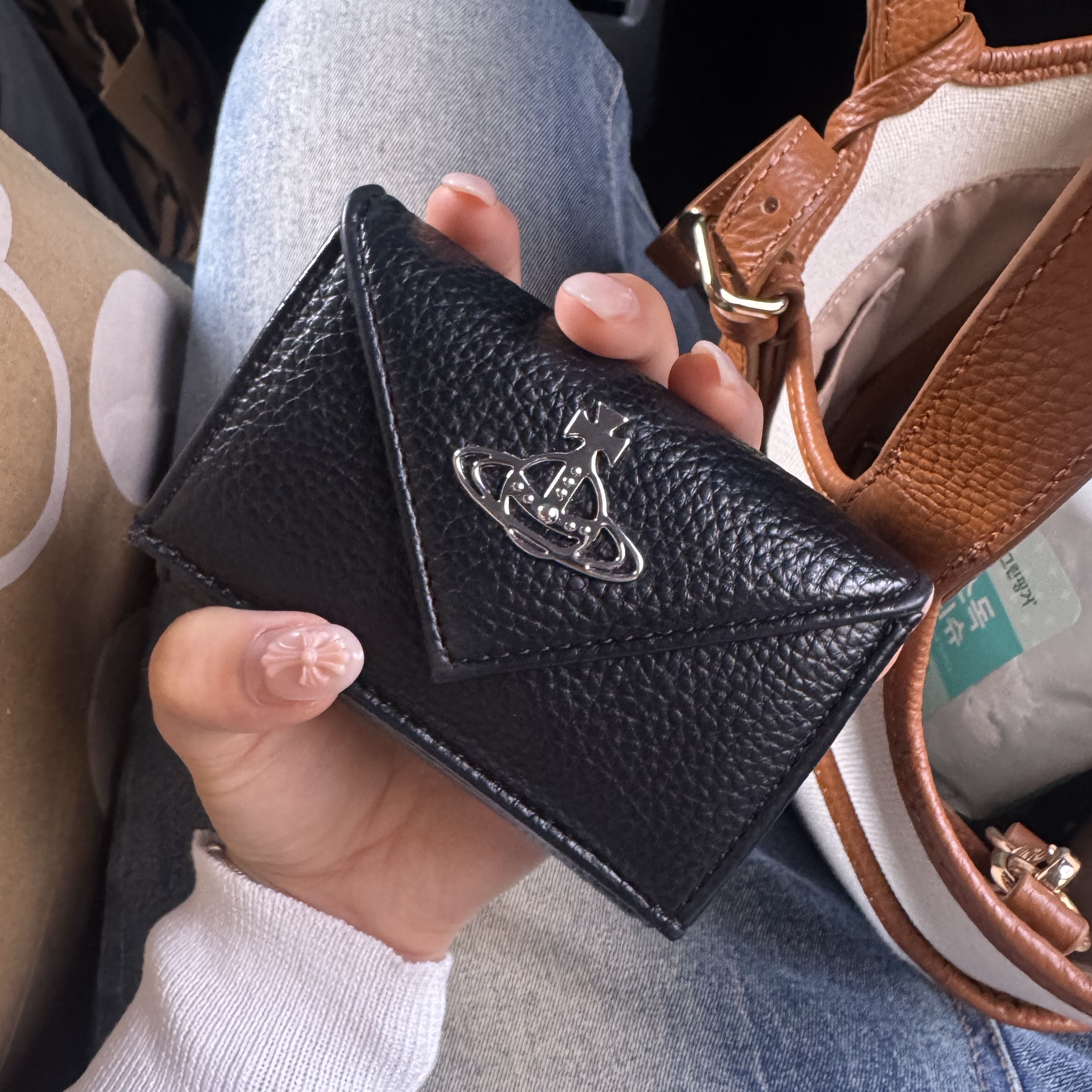Vivienne Westwood Envelope Leather Bi-Fold Wallet Black 착용 스타일 - 2