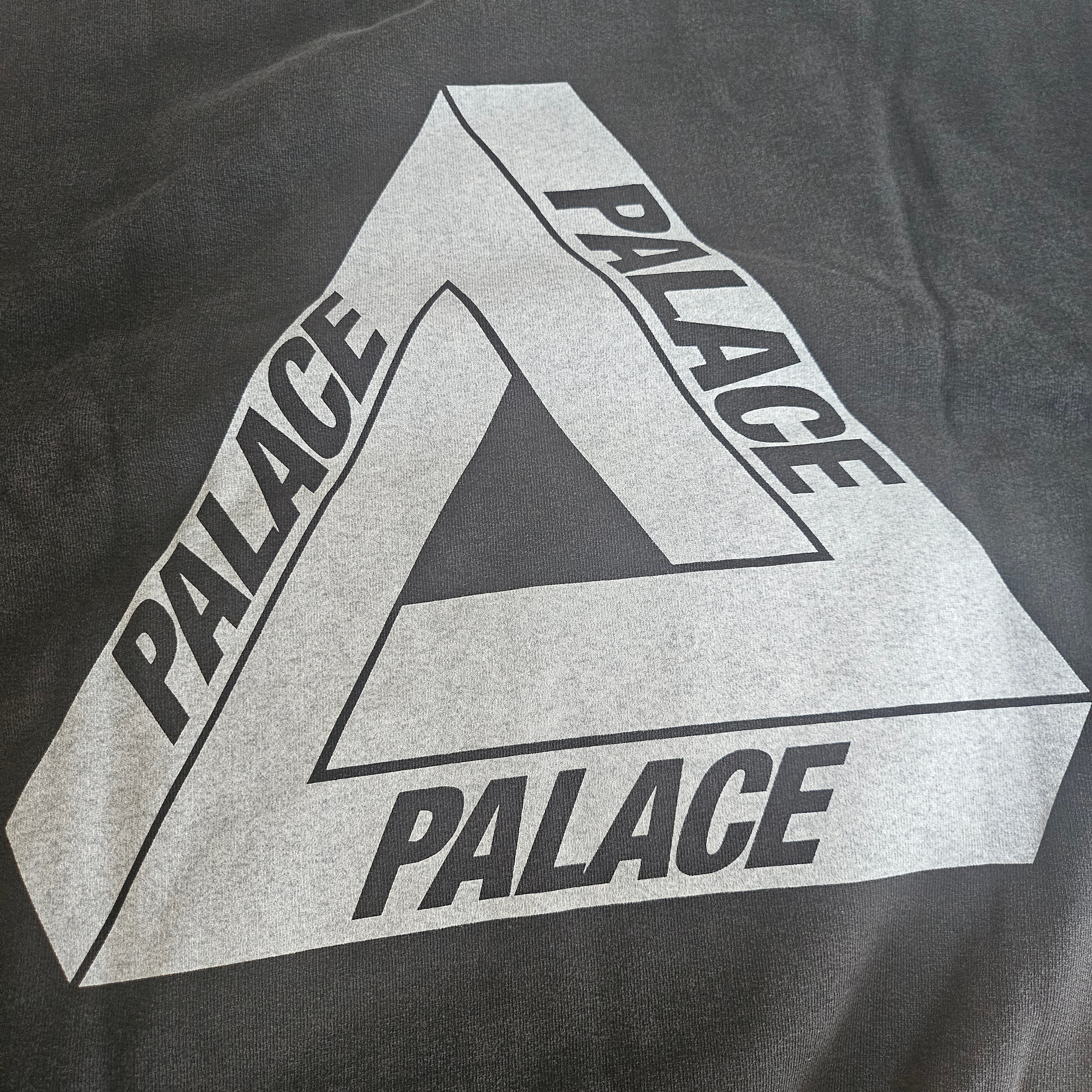 Palace Pigment Tri Crew Black - 26SS 착용 스타일