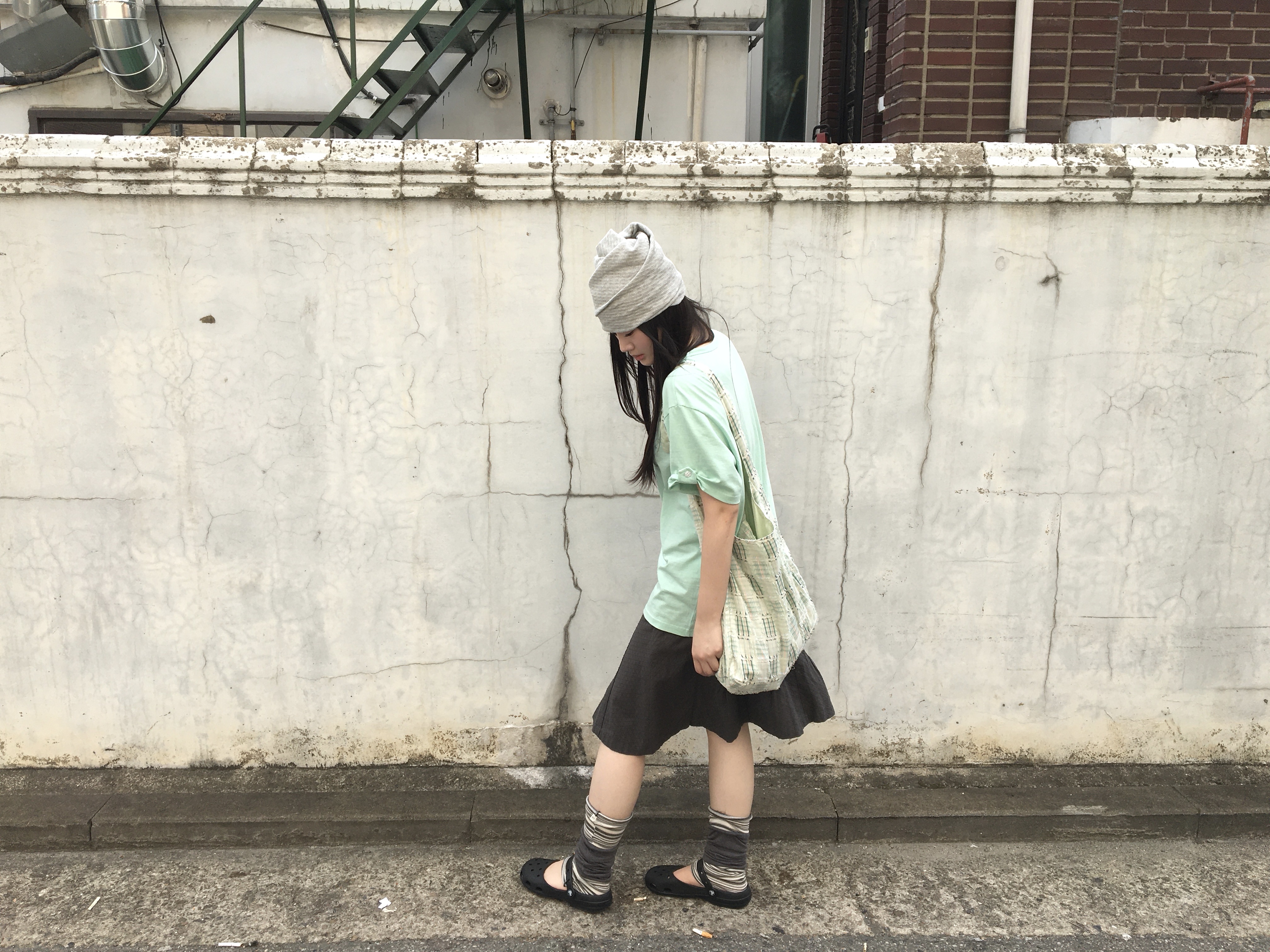 (W) Crocs Classic Ballet Black, MILLO WOMEN Wide Slub Beanie Melange Gray 착용 스타일 - 2