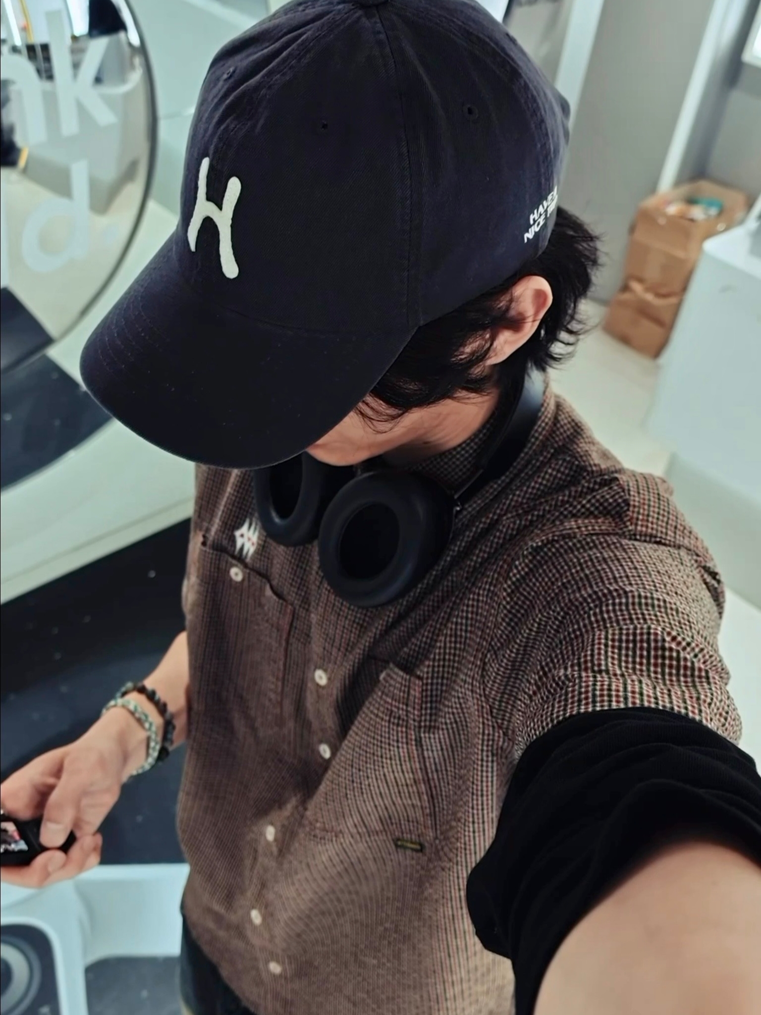 Hello Sunrise H Logo Cotton Relaxed Fit 6Panel Cap Charcoal, Bose QC Ultra Headphones 2nd Gen Triple Black (Korean Ver.) 착용 스타일