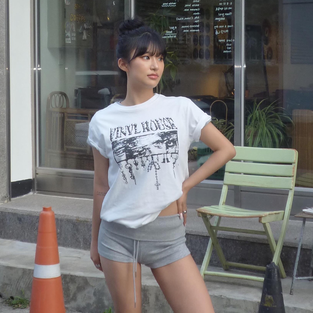 Thevinylhouse Eyes Down Tee White 착용 스타일
