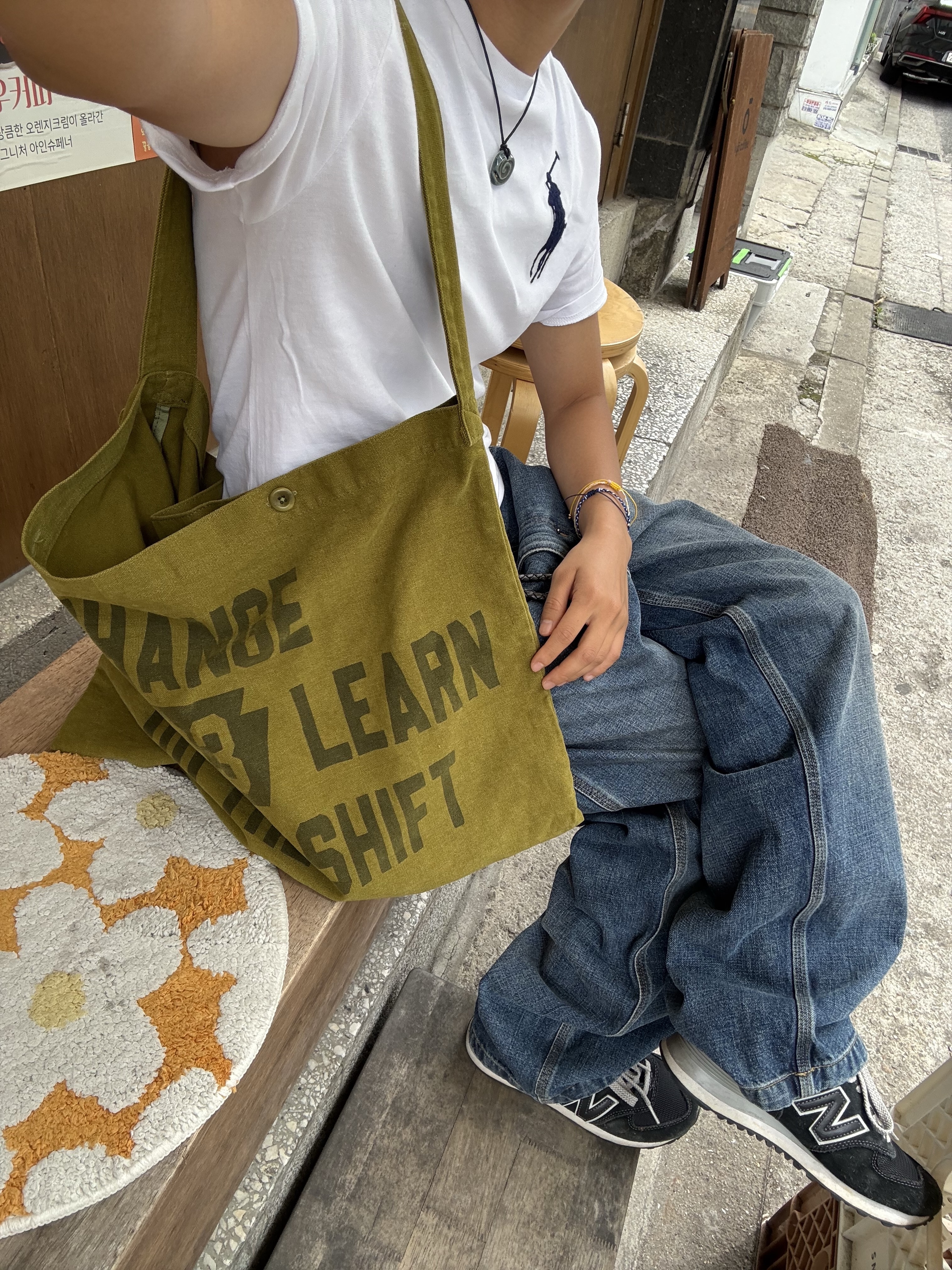 Collect Pieces CML Messenger Bag Olive Green 착용 스타일